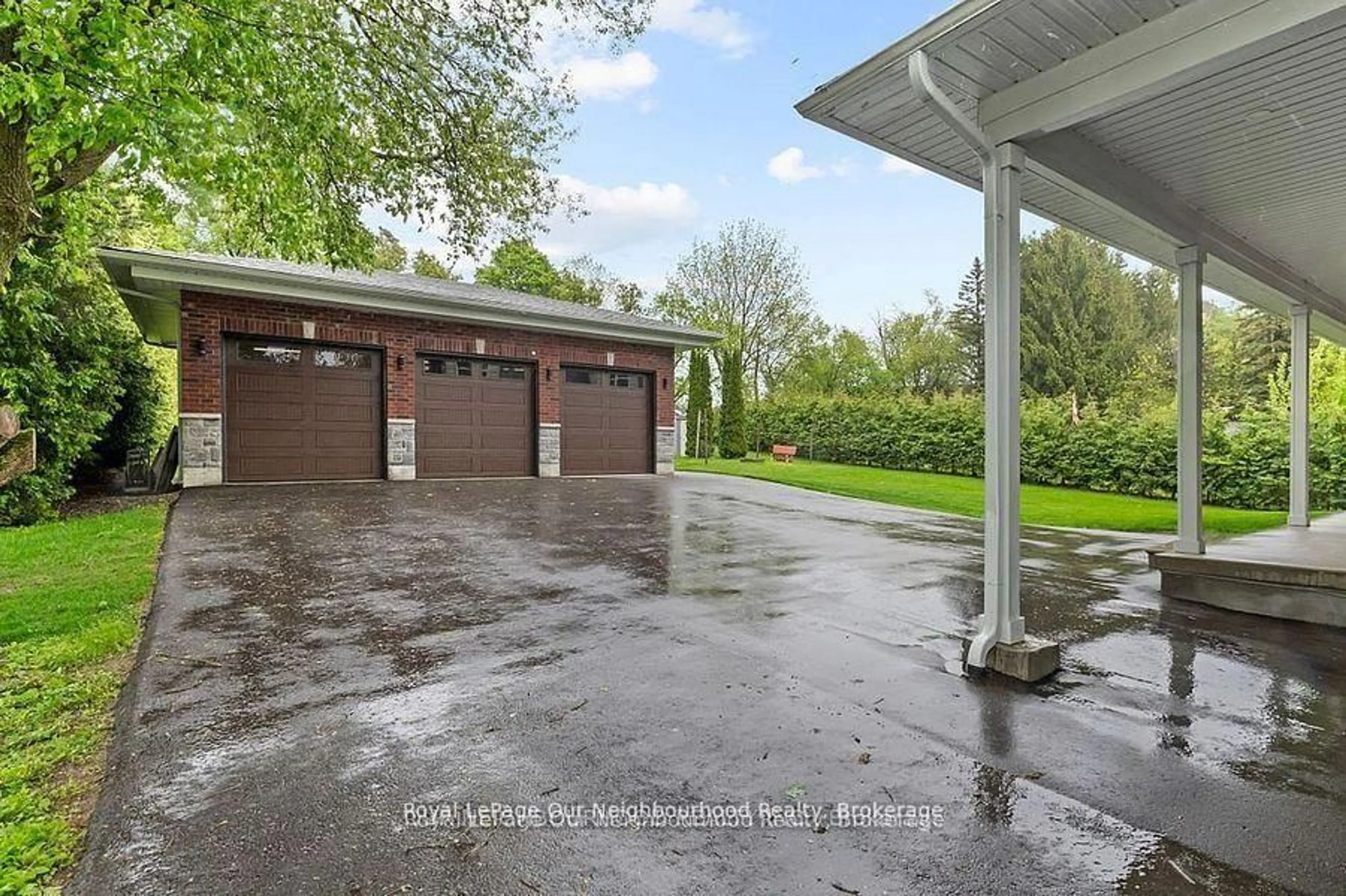 Indoor garage for 4601 Rice Lake Dr, Hamilton Township Ontario L1A 3V6