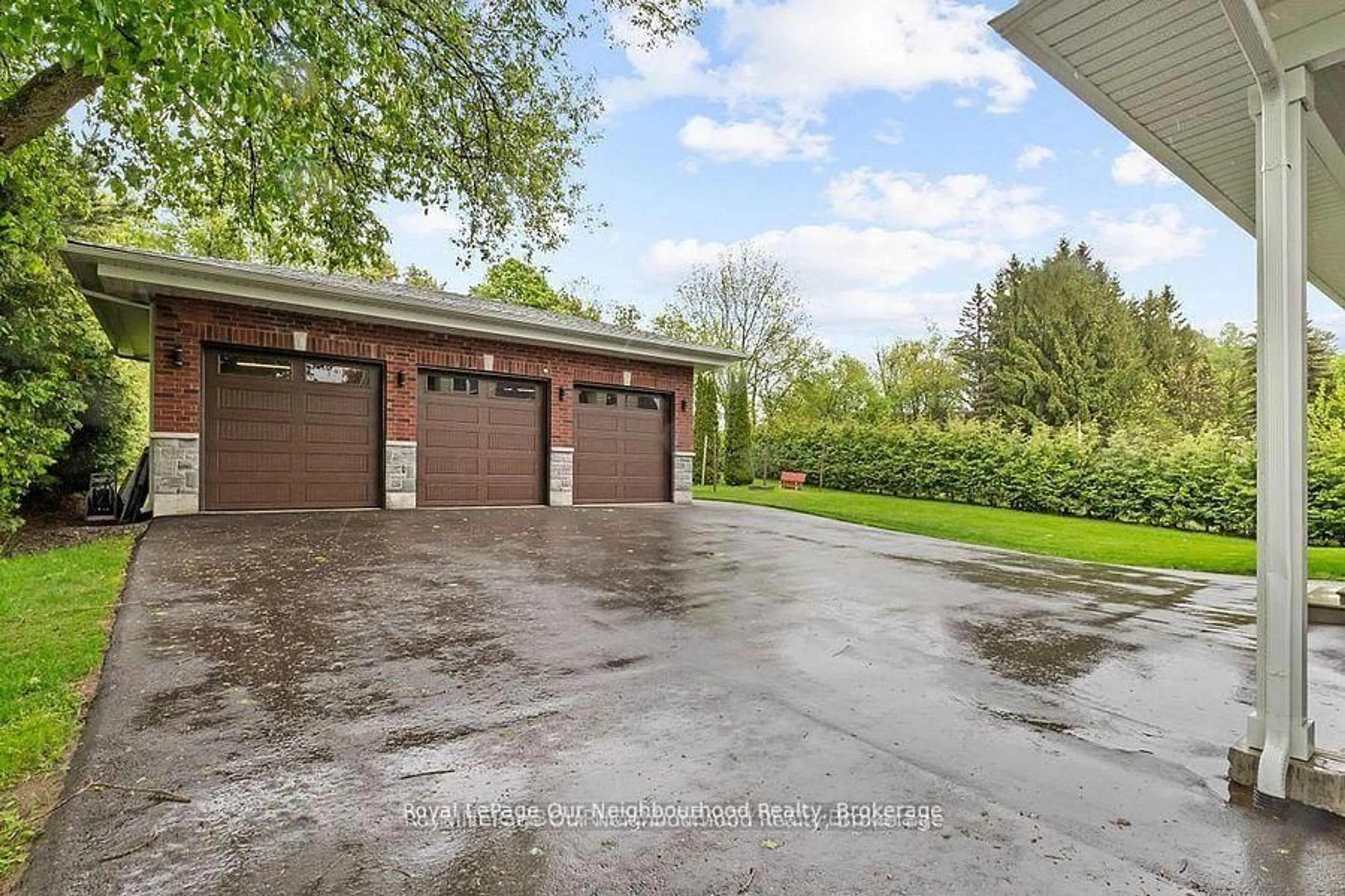 Indoor garage for 4601 Rice Lake Dr, Hamilton Township Ontario L1A 3V6