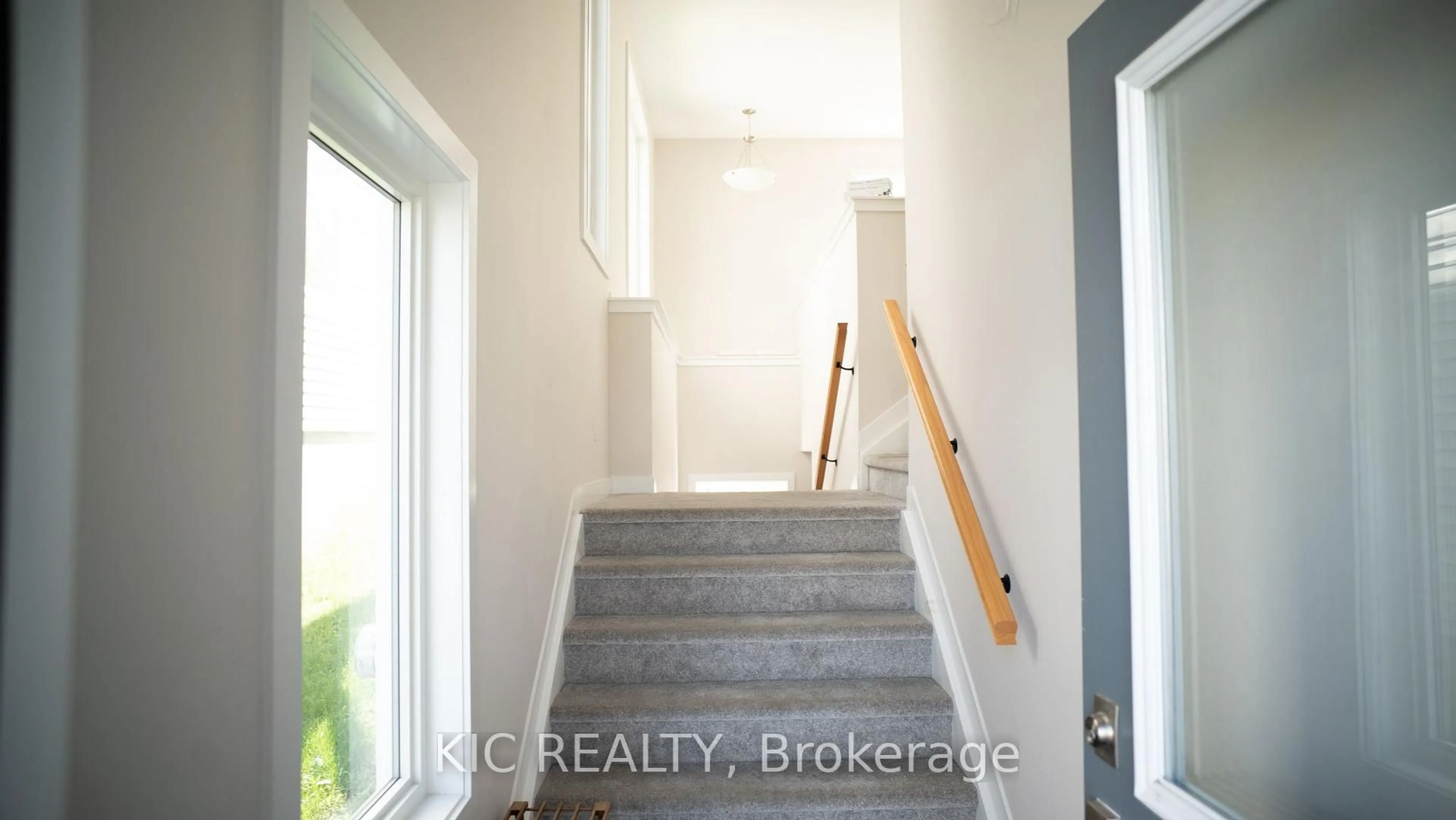 Indoor entryway for 352 Appalachian Circ, Ottawa Ontario K2J 6X3