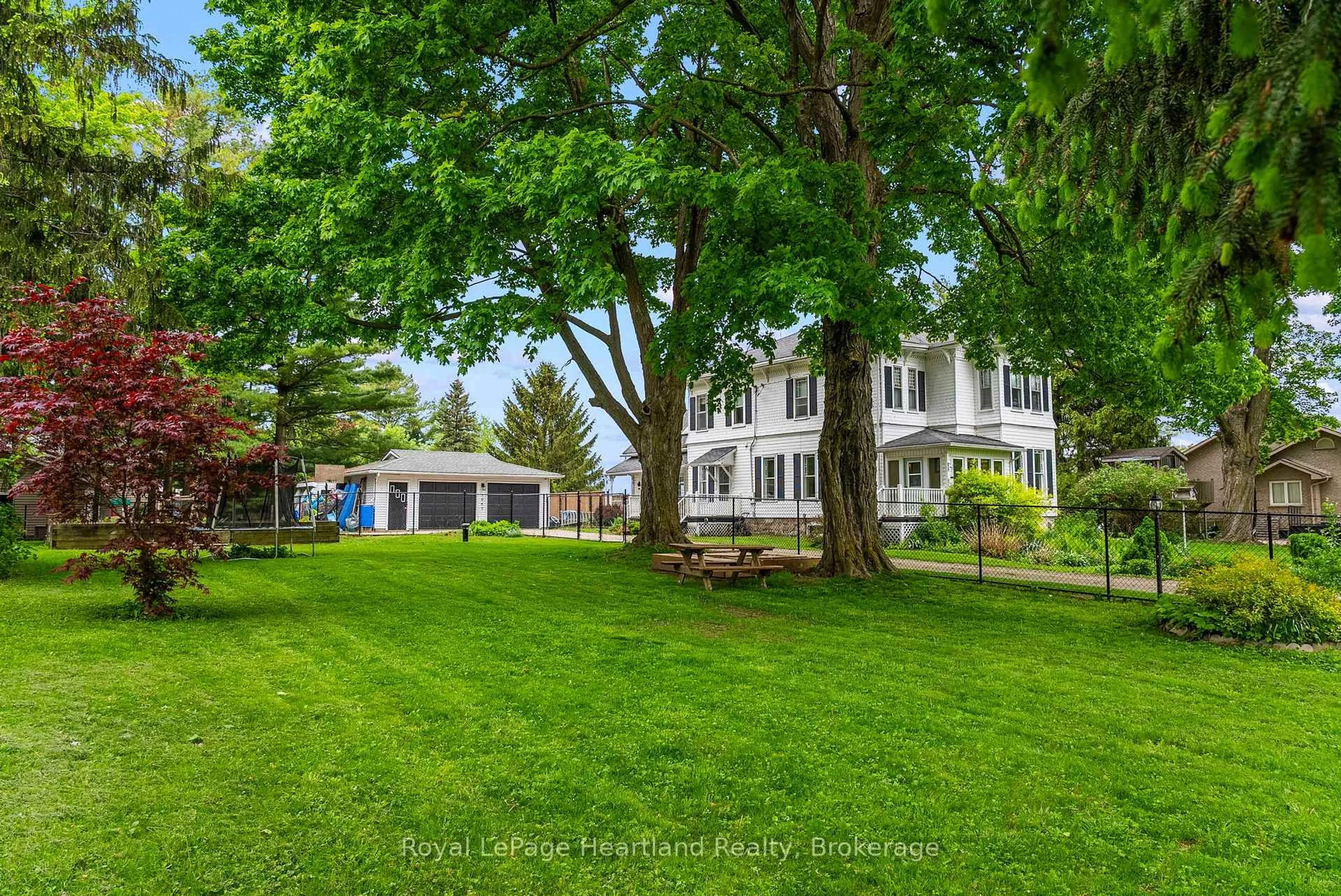 A pic from outside/outdoor area/front of a property/back of a property/a pic from drone, street for 1047 GIBSON St, Howick Ontario N0G 2X0
