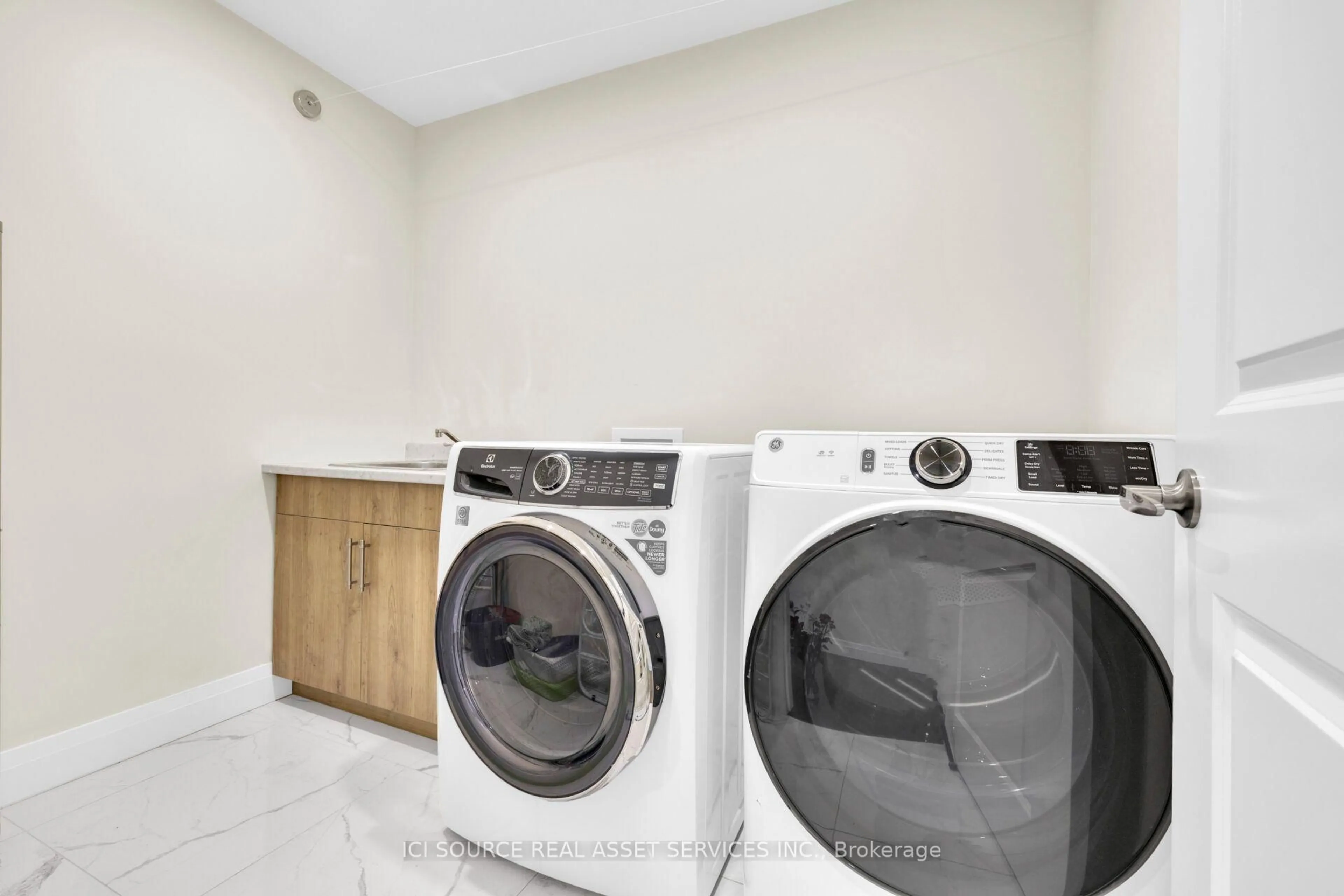 Laundry room for 155 Whelan Dr, Amherstburg Ontario N9V 0G7
