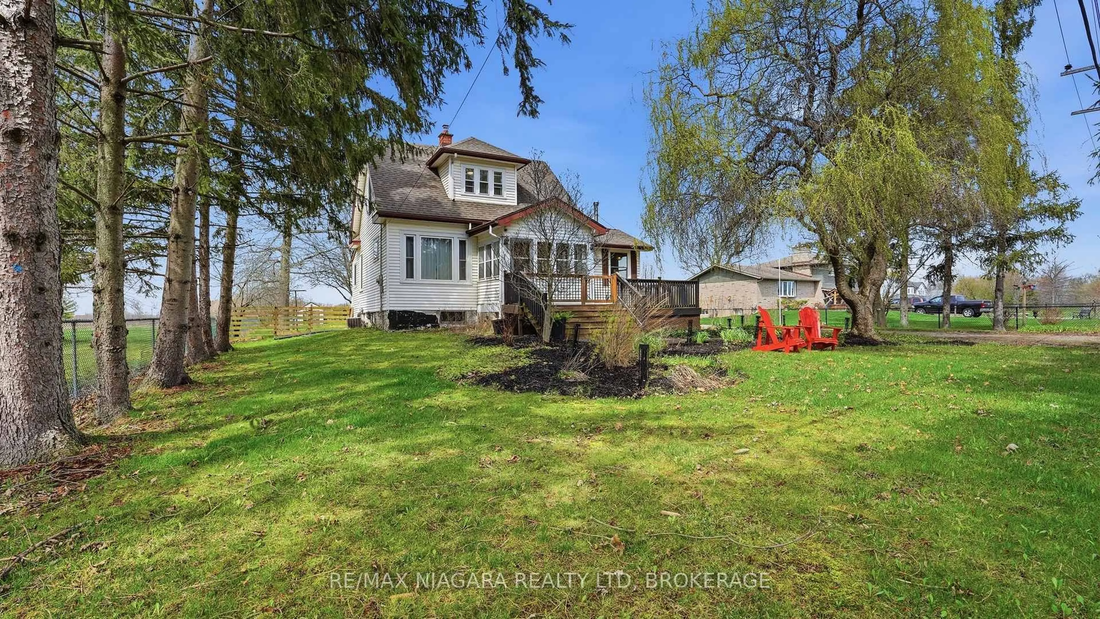 A pic from outside/outdoor area/front of a property/back of a property/a pic from drone, water/lake/river/ocean view for 106 Colborne St, Welland Ontario L3B 3P1