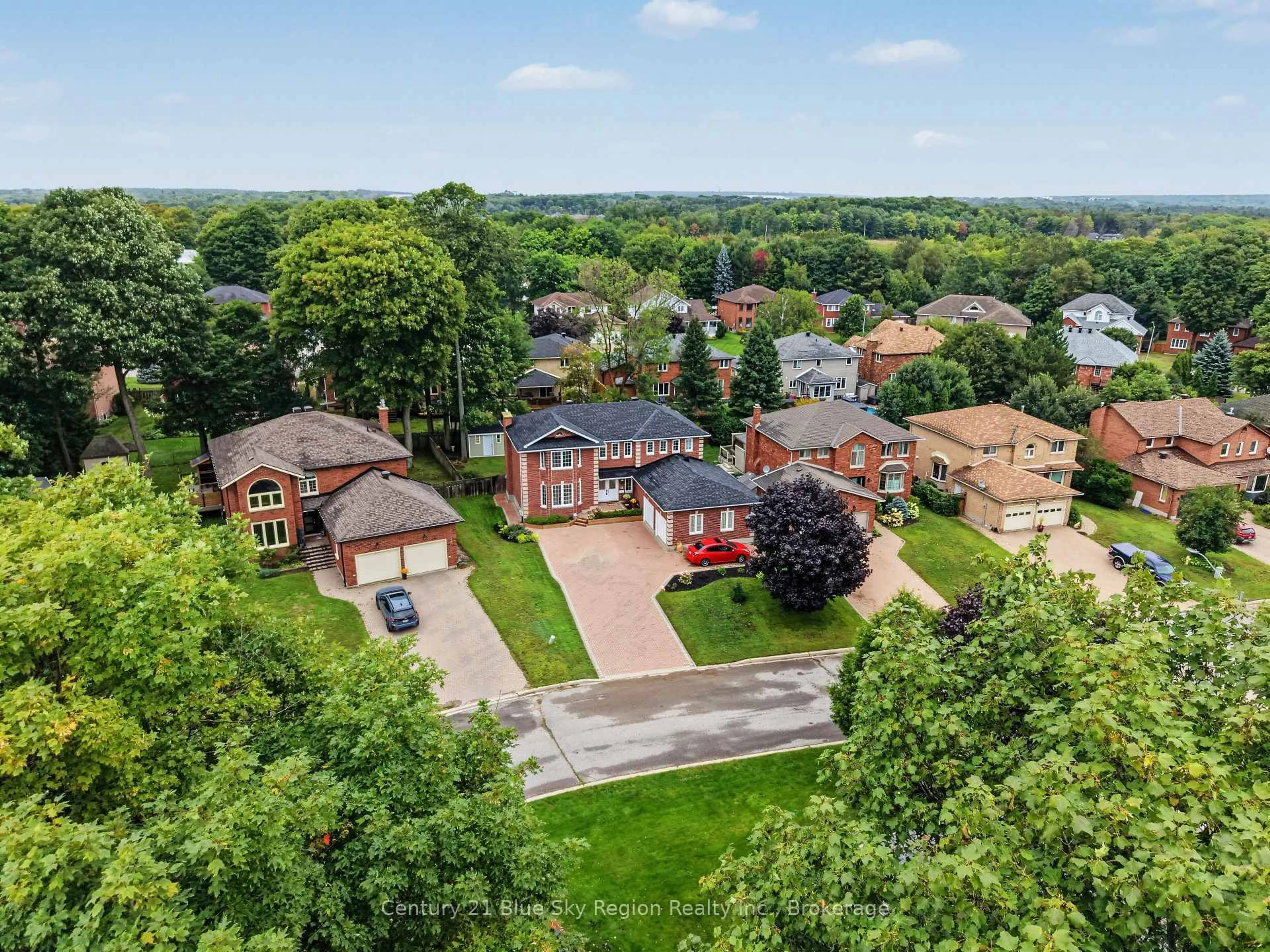 A pic from outside/outdoor area/front of a property/back of a property/a pic from drone, street for 15 Robinhood Crt, North Bay Ontario P1C 1L3
