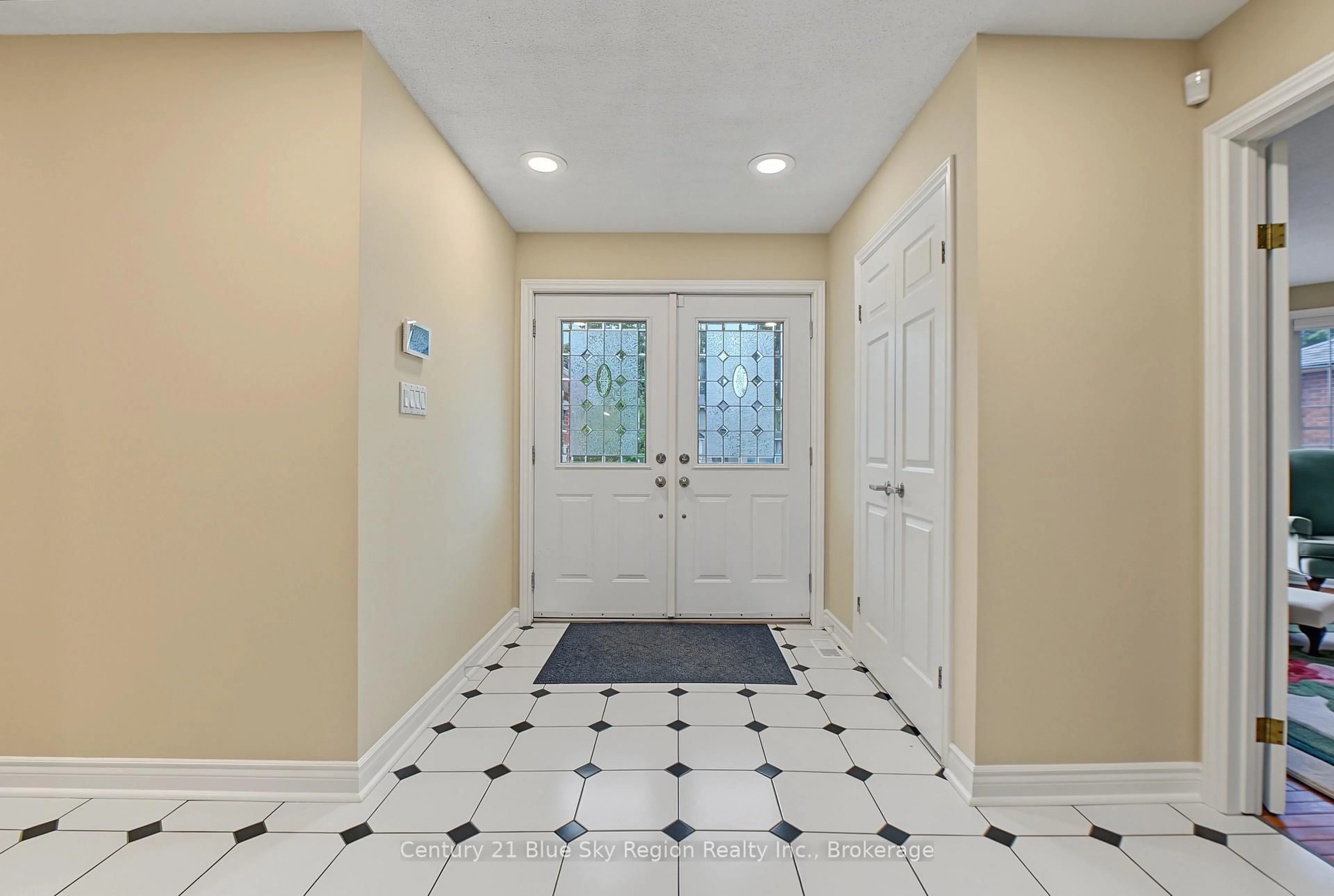 Indoor foyer for 15 Robinhood Crt, North Bay Ontario P1C 1L3