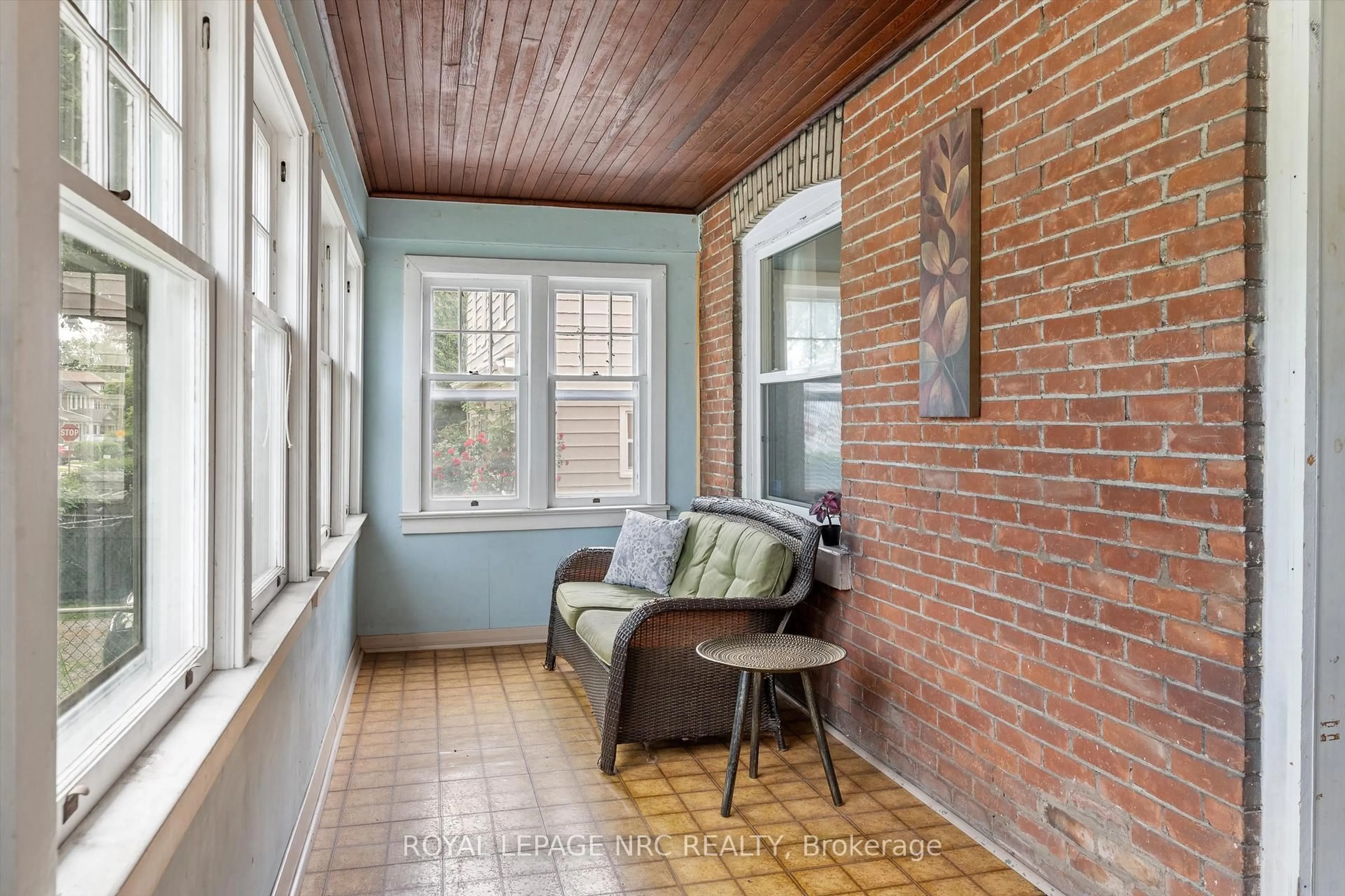 Indoor entryway for 167 Pleasant Ave, St. Catharines Ontario L2R 1Y6