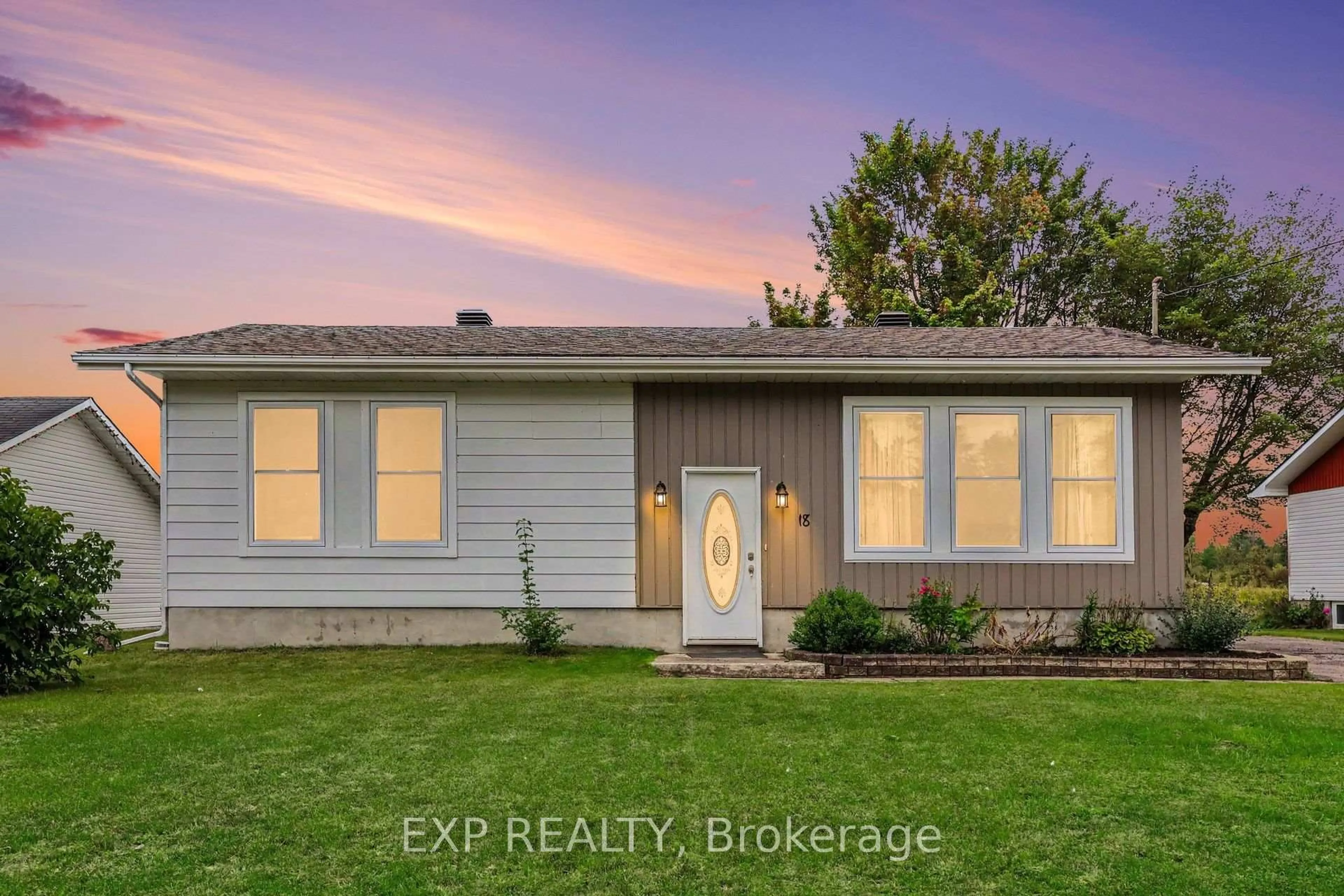 Home with vinyl exterior material, unknown for 18 Centre St, Clarence-Rockland Ontario K0A 1E0