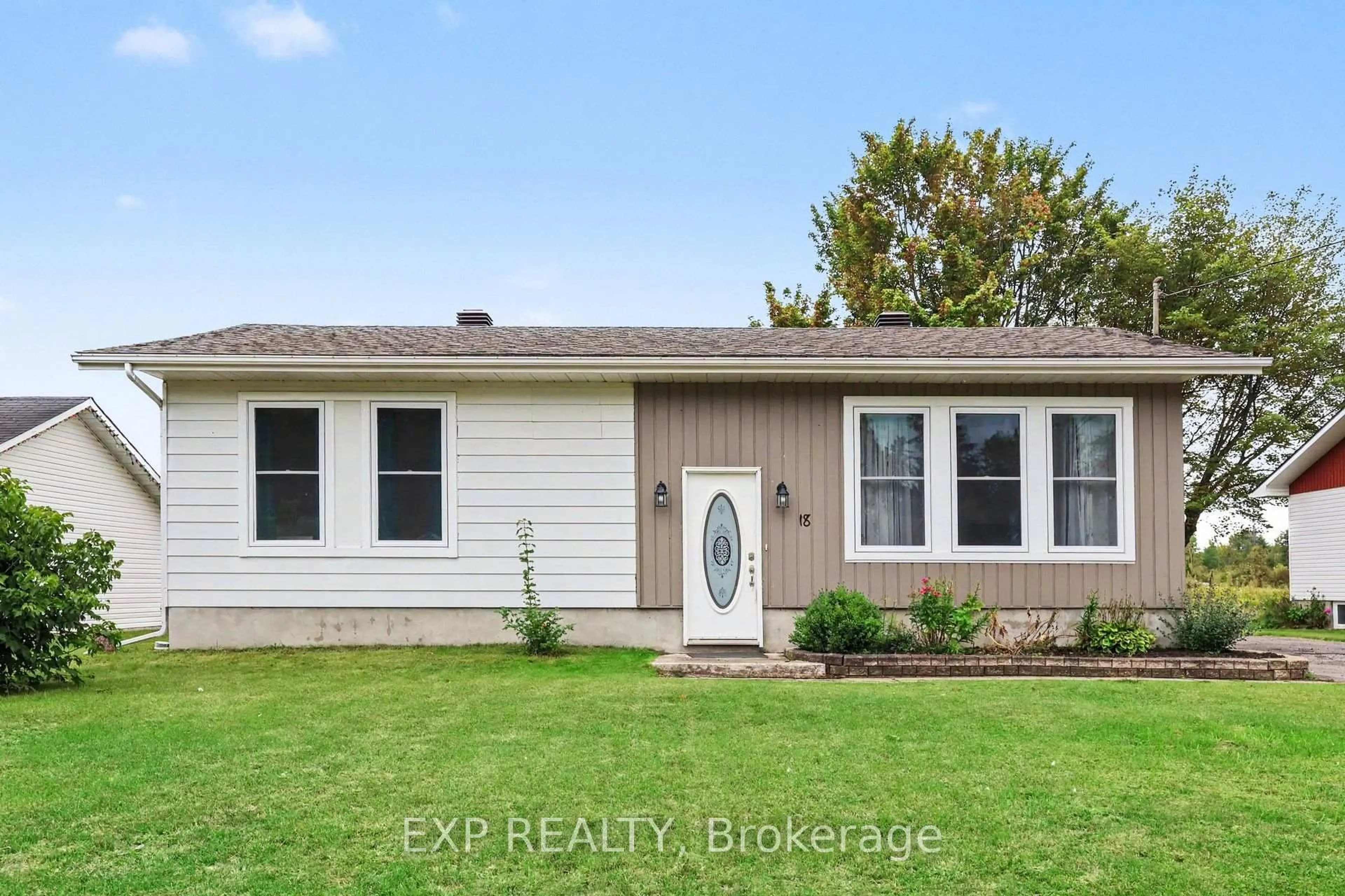 Home with vinyl exterior material, unknown for 18 Centre St, Clarence-Rockland Ontario K0A 1E0