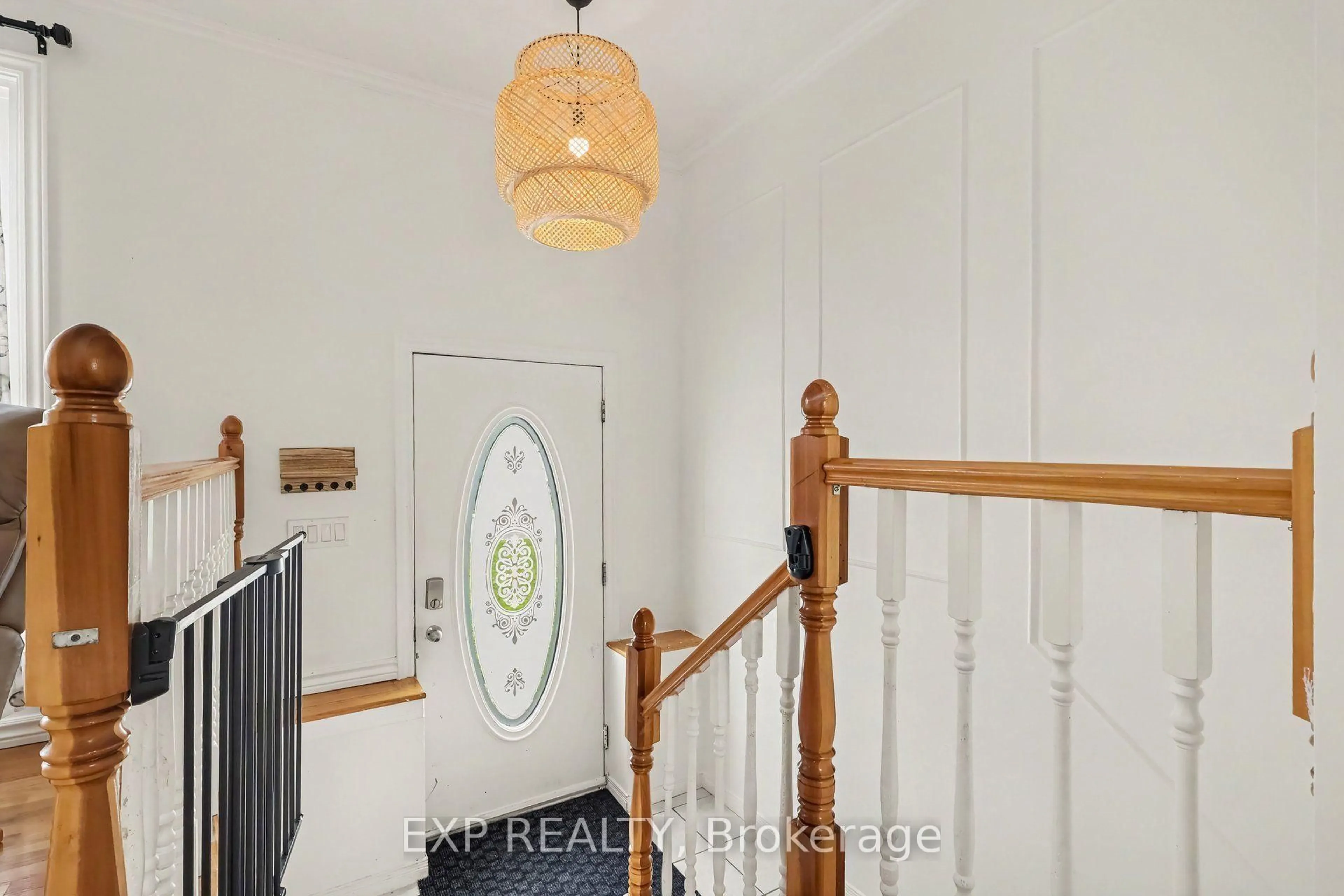 Indoor entryway for 18 Centre St, Clarence-Rockland Ontario K0A 1E0
