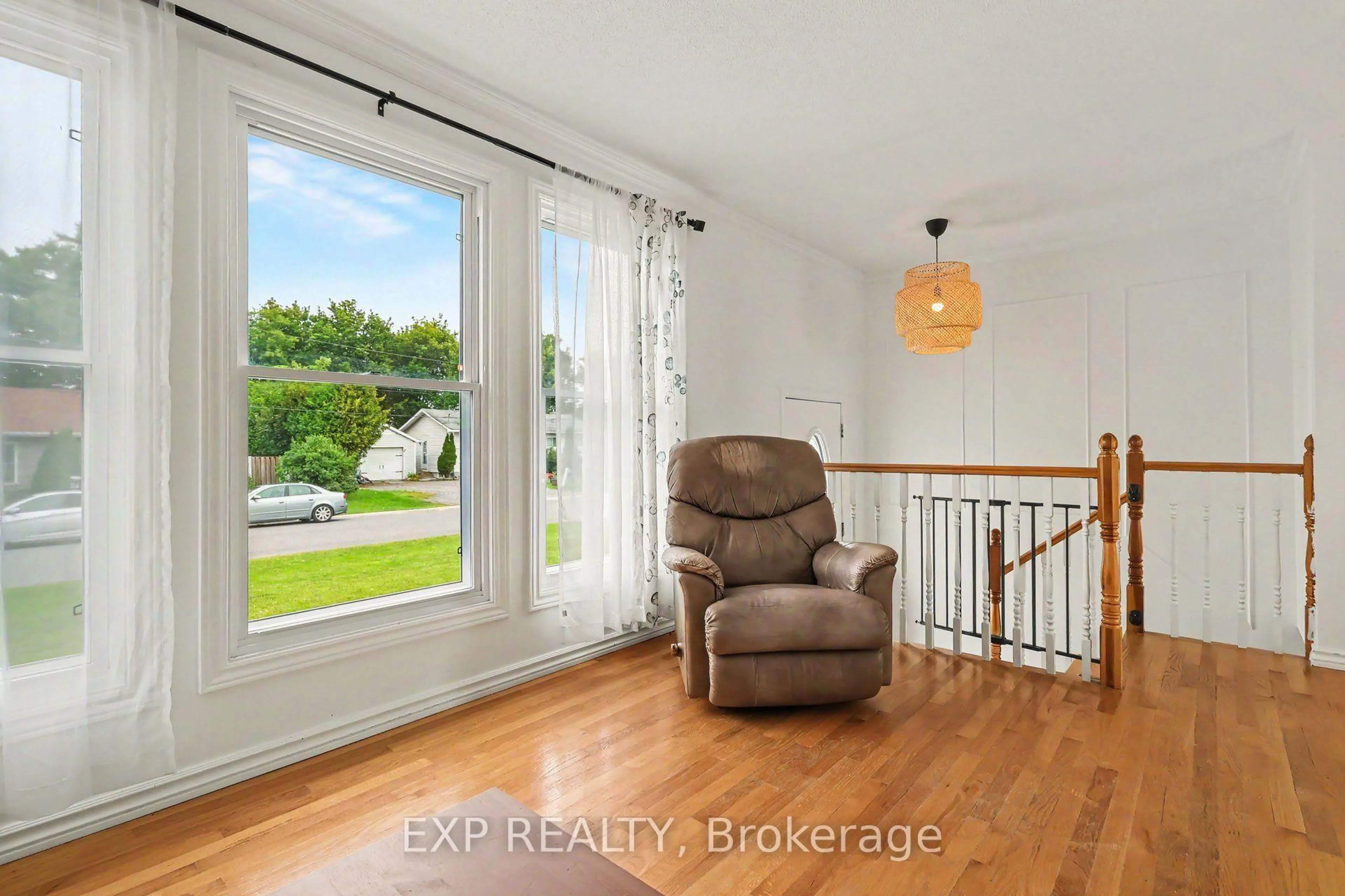 Indoor entryway for 18 Centre St, Clarence-Rockland Ontario K0A 1E0