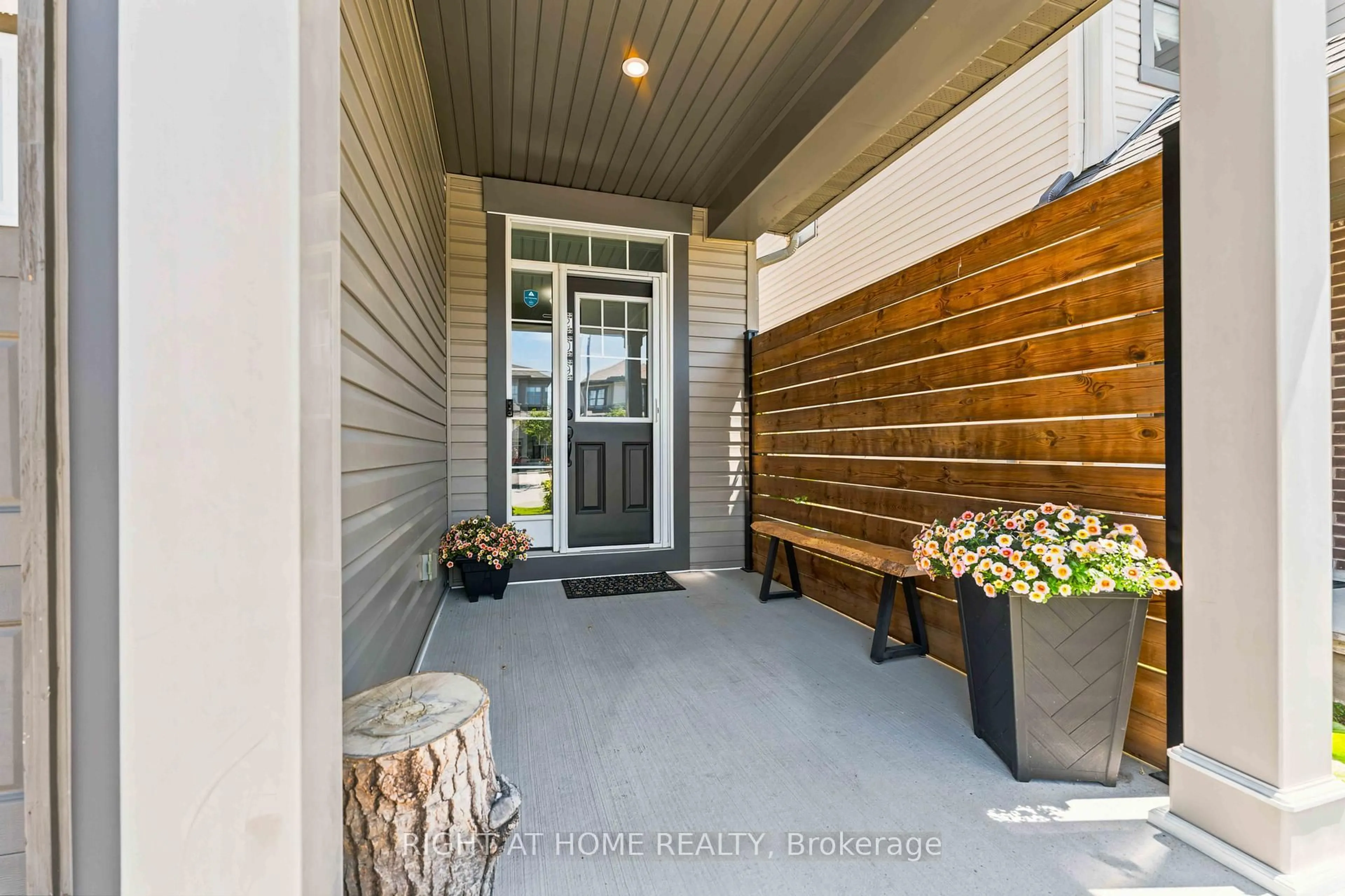 Indoor entryway for 209 Quarter Horse St, Stittsville Ontario K2S 0X9