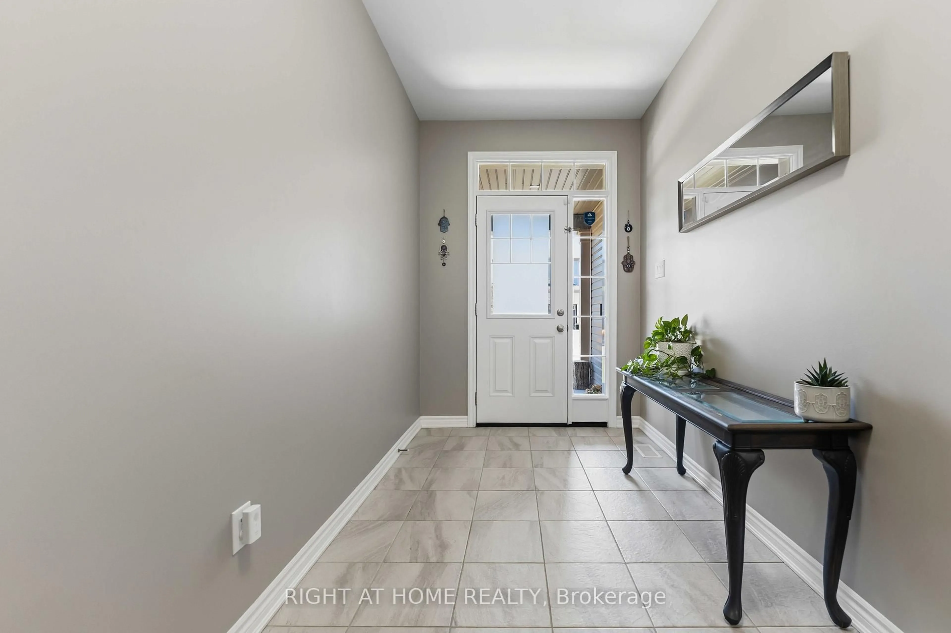 Indoor entryway for 209 Quarter Horse St, Stittsville Ontario K2S 0X9