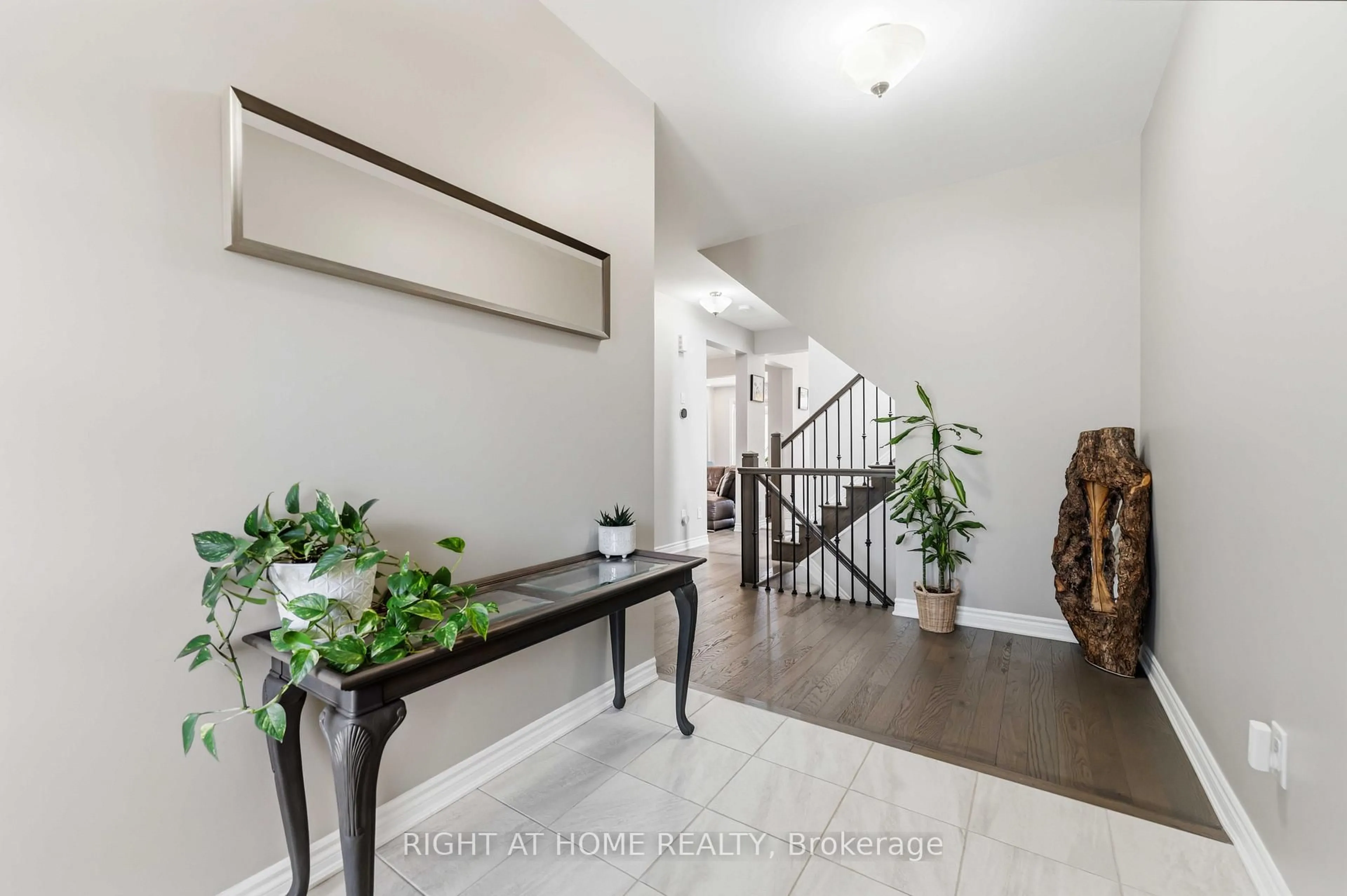 Indoor entryway for 209 Quarter Horse St, Stittsville Ontario K2S 0X9