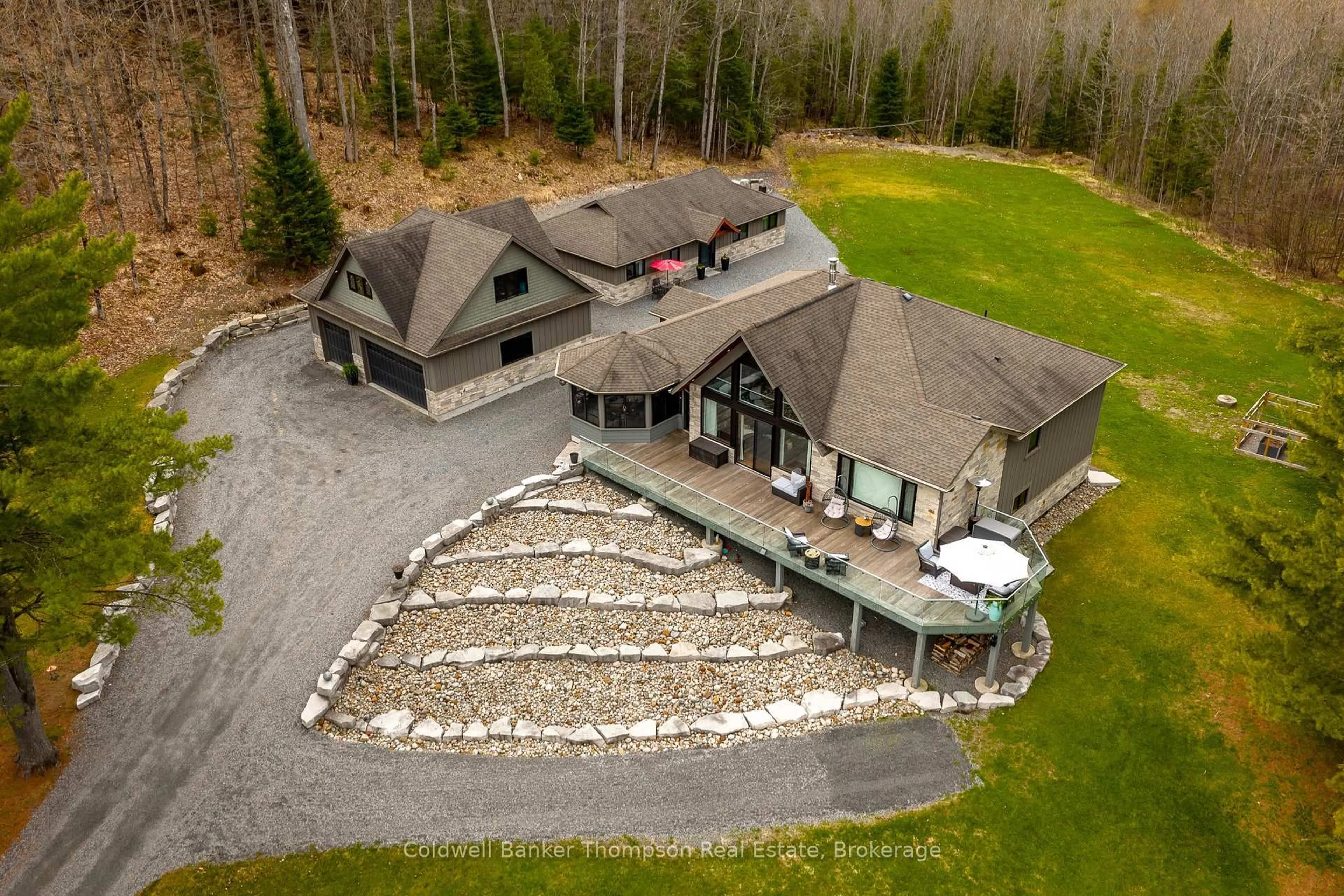 A pic from outside/outdoor area/front of a property/back of a property/a pic from drone, building for 112 Fitzgerald Dr, Huntsville Ontario P0B 1M0