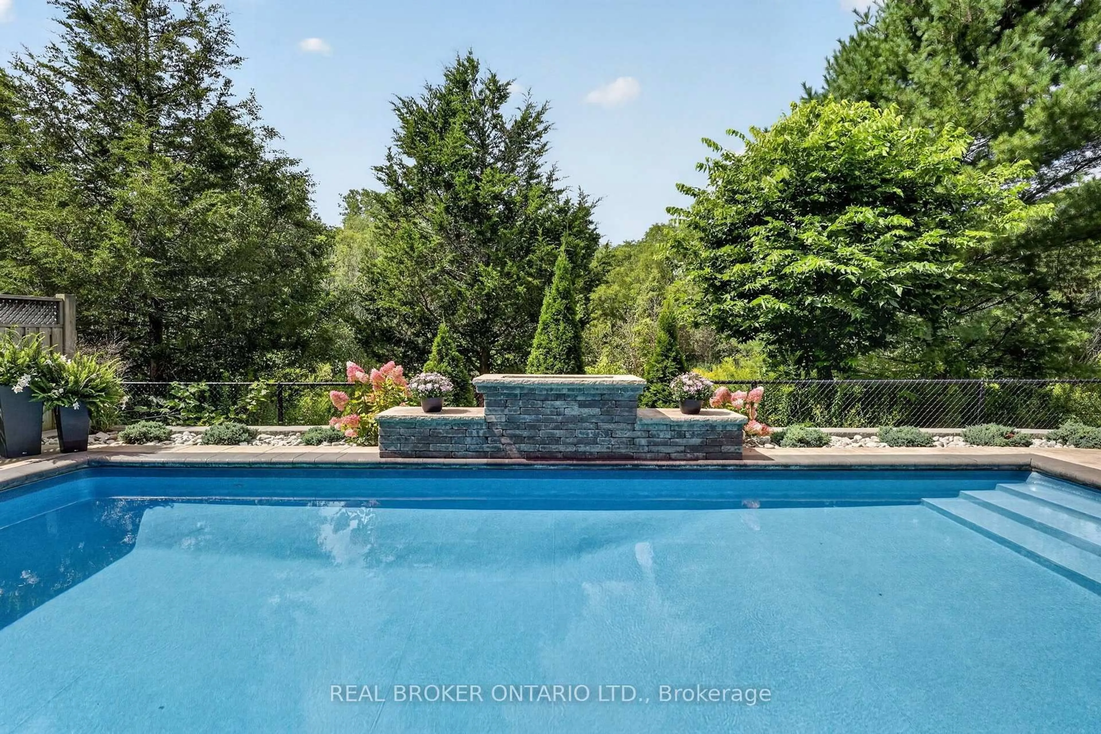 Pool for 483 Valridge Dr, Hamilton Ontario L9G 0B2