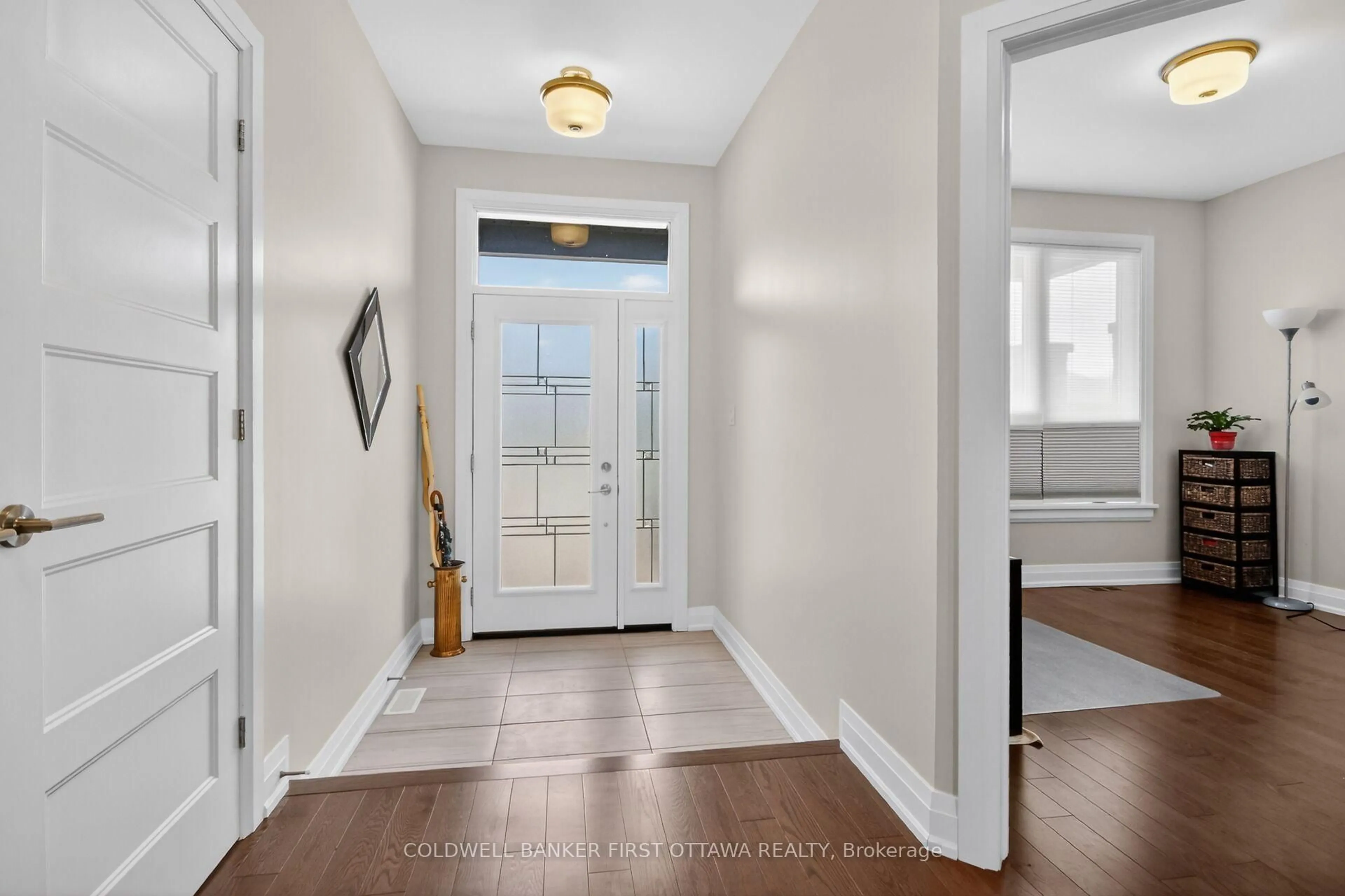 Indoor entryway for 124 Lyon St, Russell Ontario K0A 1W0