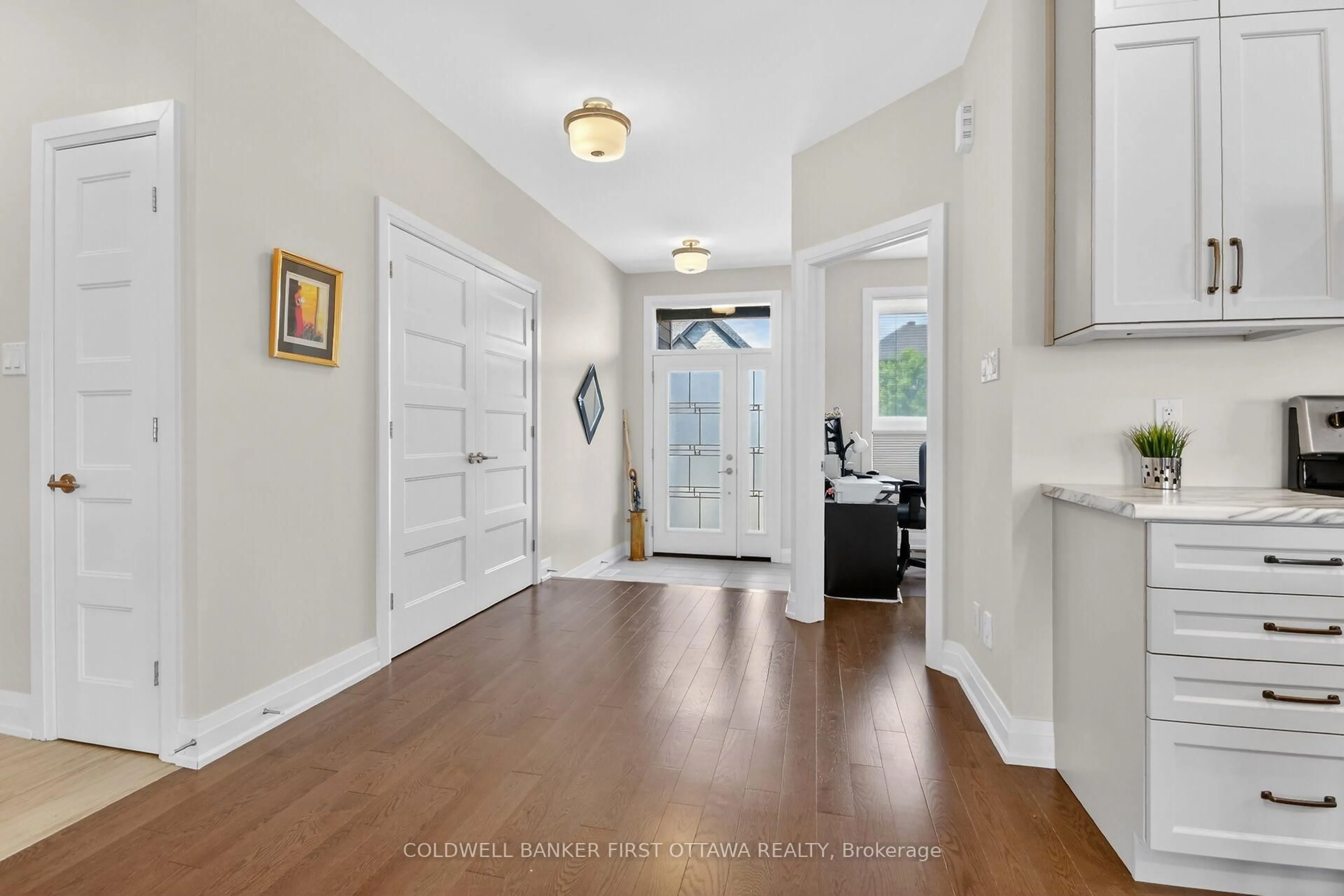 Indoor entryway for 124 Lyon St, Russell Ontario K0A 1W0