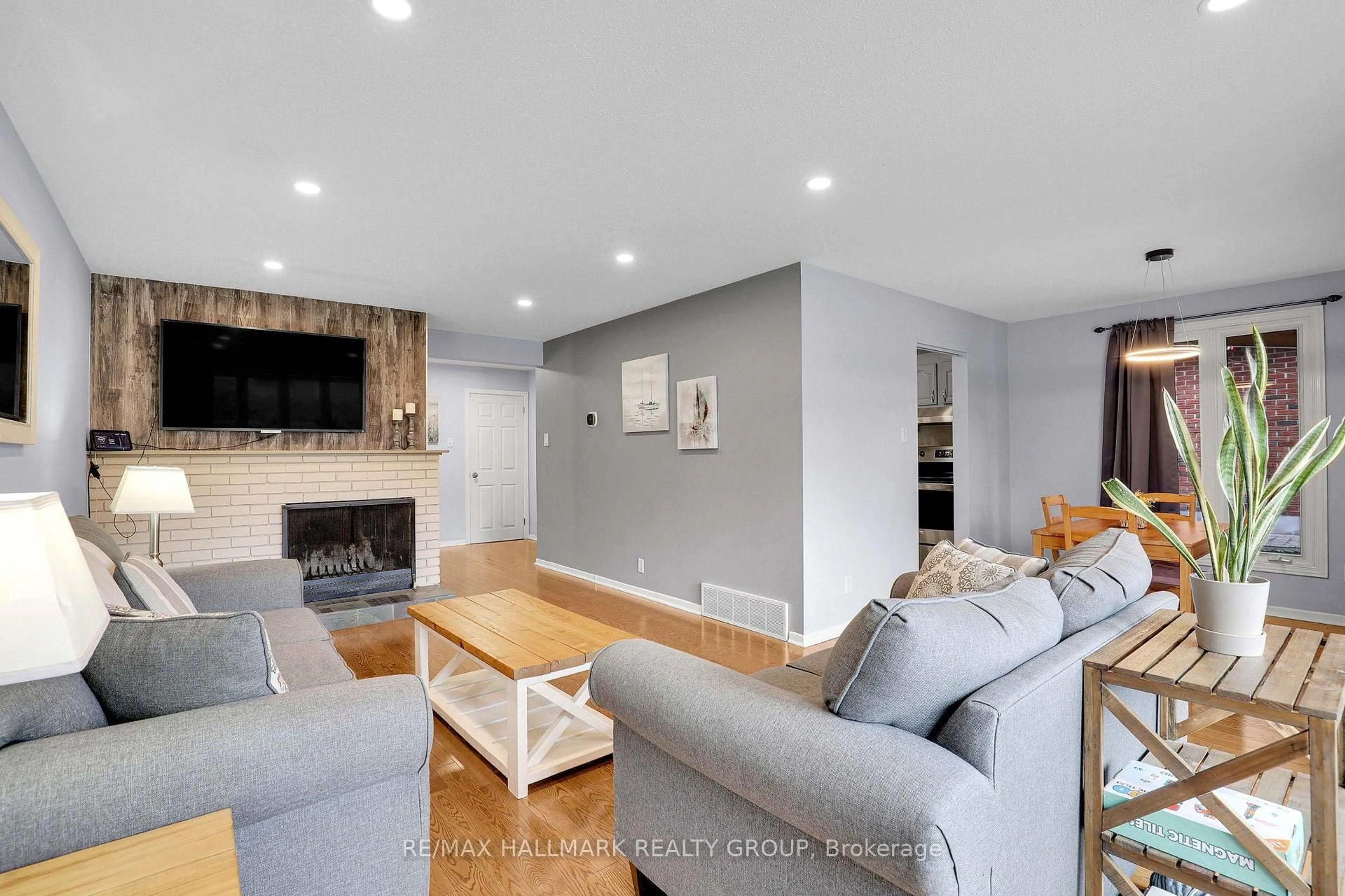 Living room with furniture, unknown for 90 Chesterton Dr, Ottawa Ontario K2E 5T6