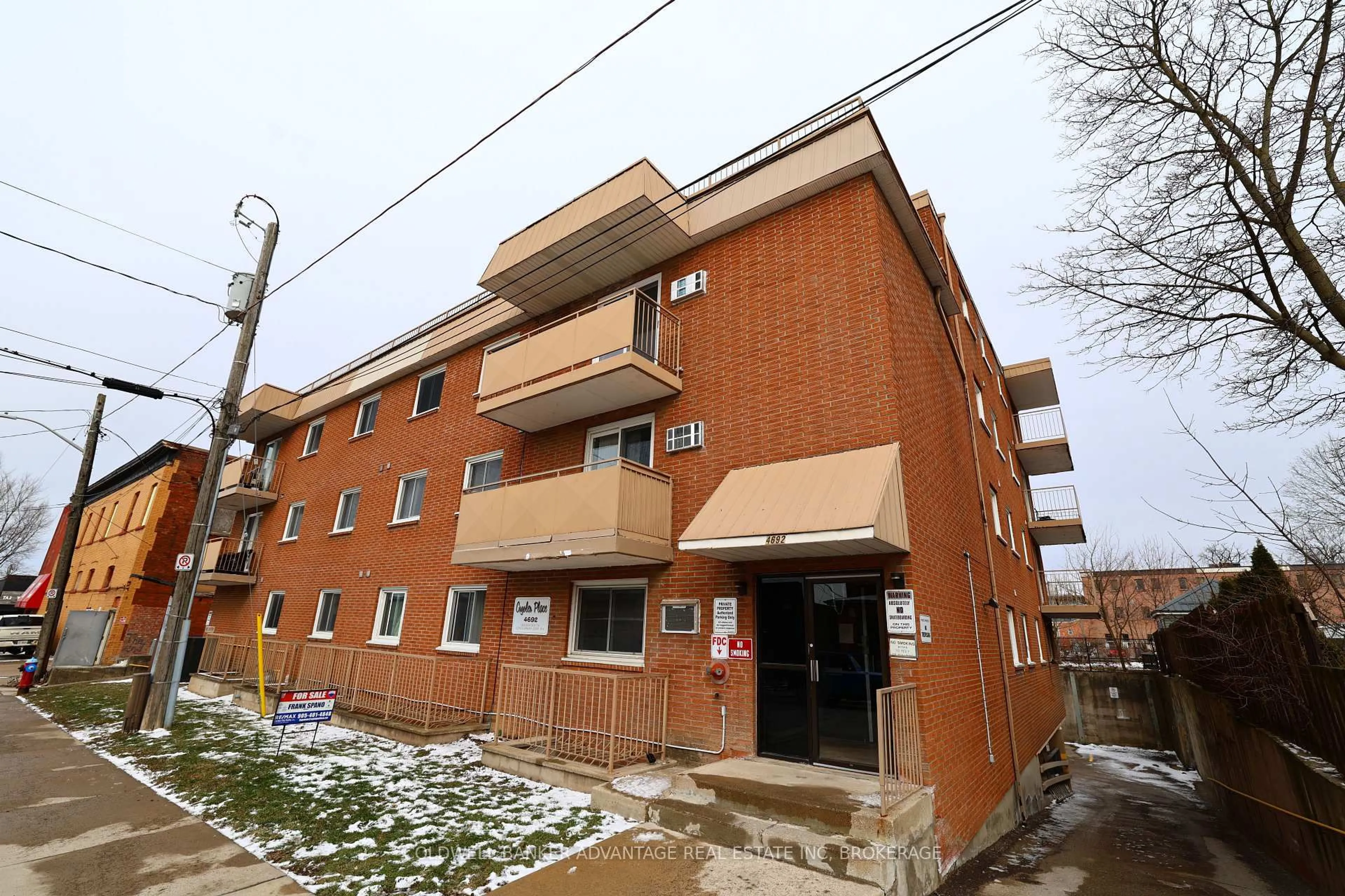 Patio, building for 4692 CRYSLER Ave #102, Niagara Falls Ontario L2E 3V8