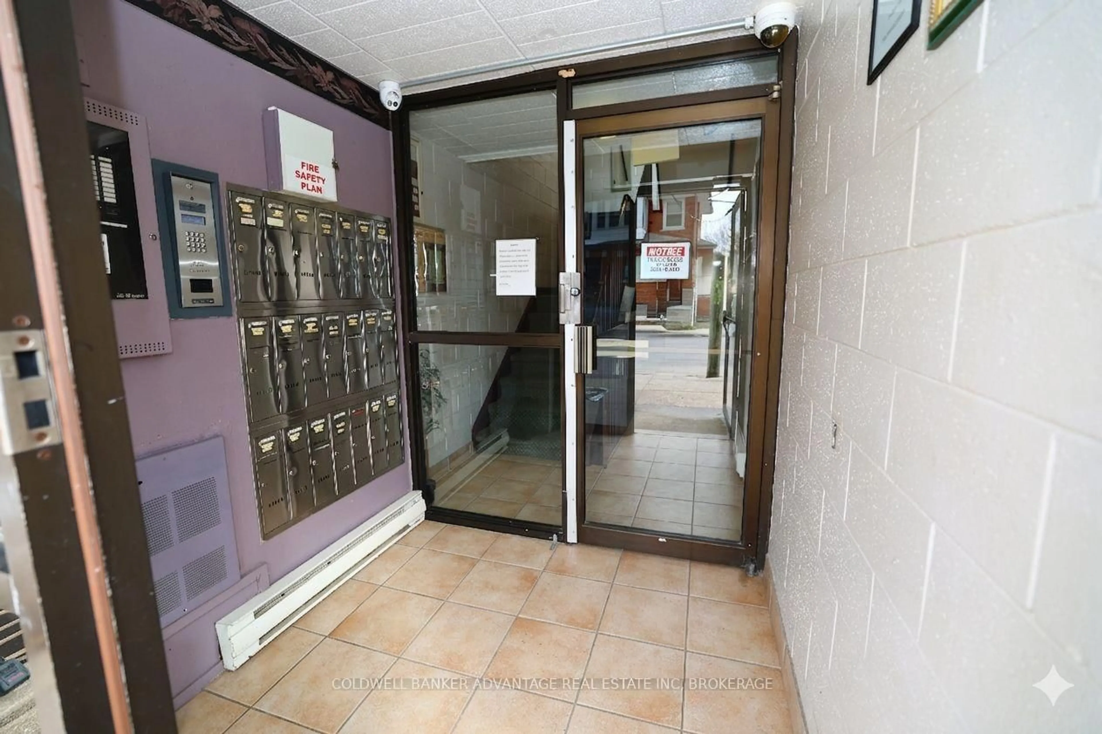 Indoor foyer for 4692 CRYSLER Ave #102, Niagara Falls Ontario L2E 3V8