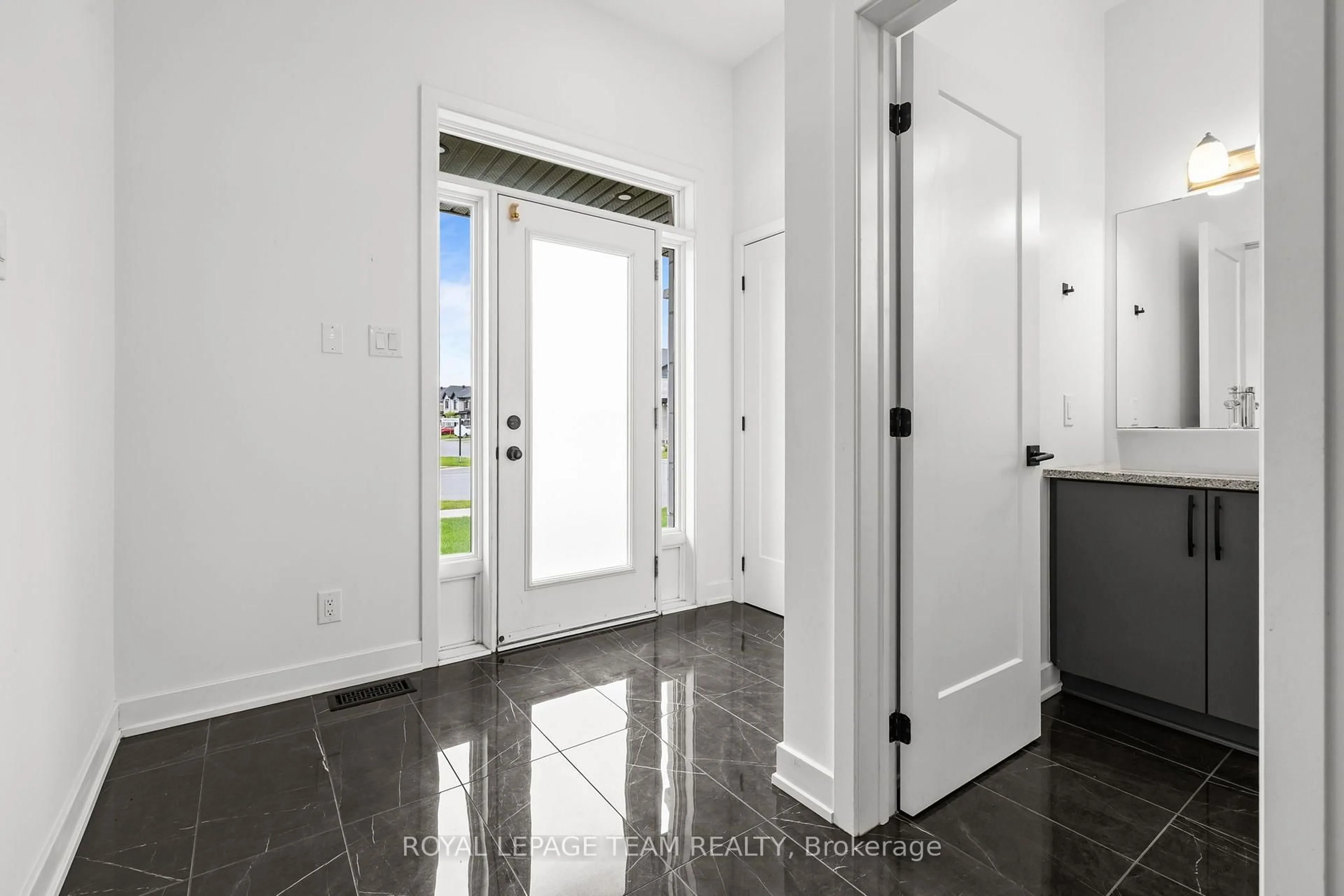 Indoor entryway for 3328 Findlay Creek Dr, Ottawa Ontario K1T 0V2