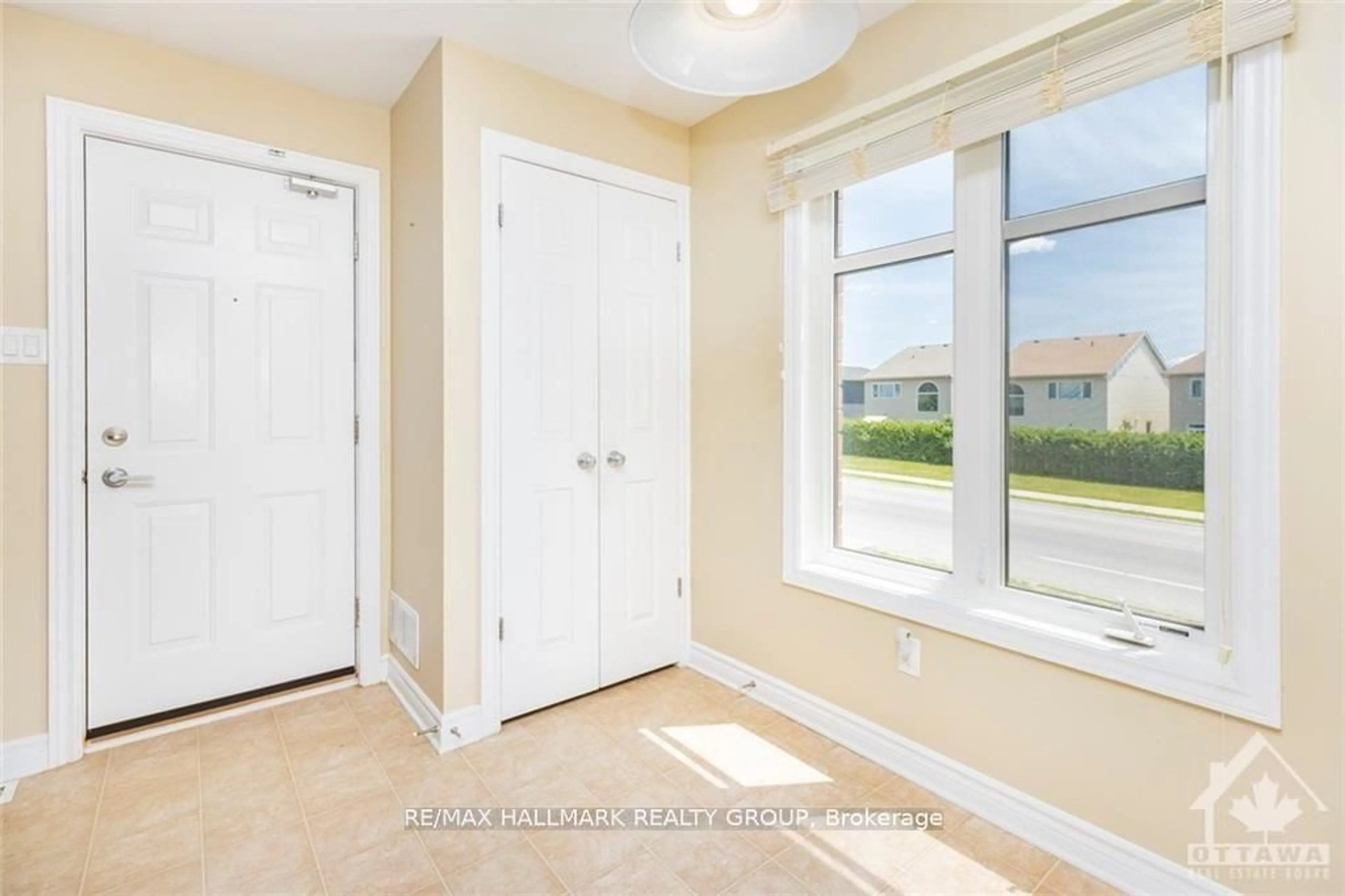 Indoor entryway for 1124 Docteur Corbeil Blvd #5, Clarence-Rockland Ontario K4K 0G9