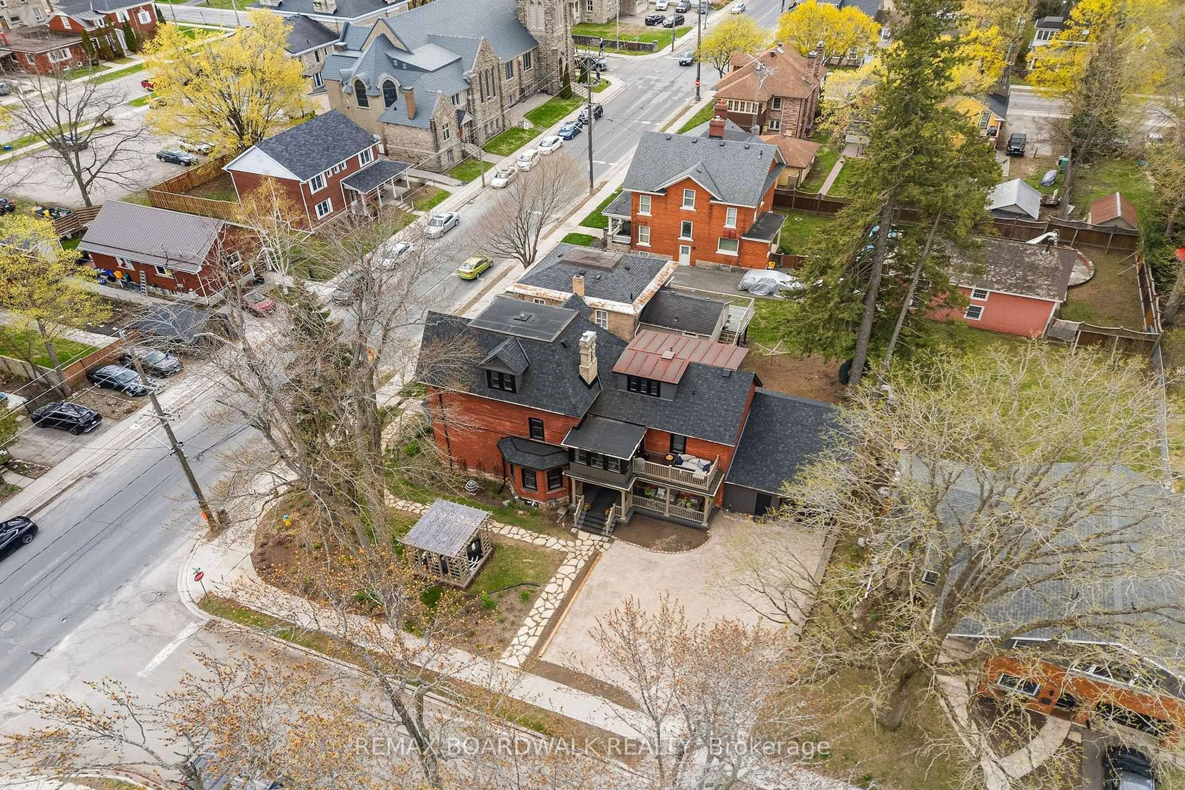 A pic from outside/outdoor area/front of a property/back of a property/a pic from drone, street for 19 North St, Perth Ontario K7H 2S4