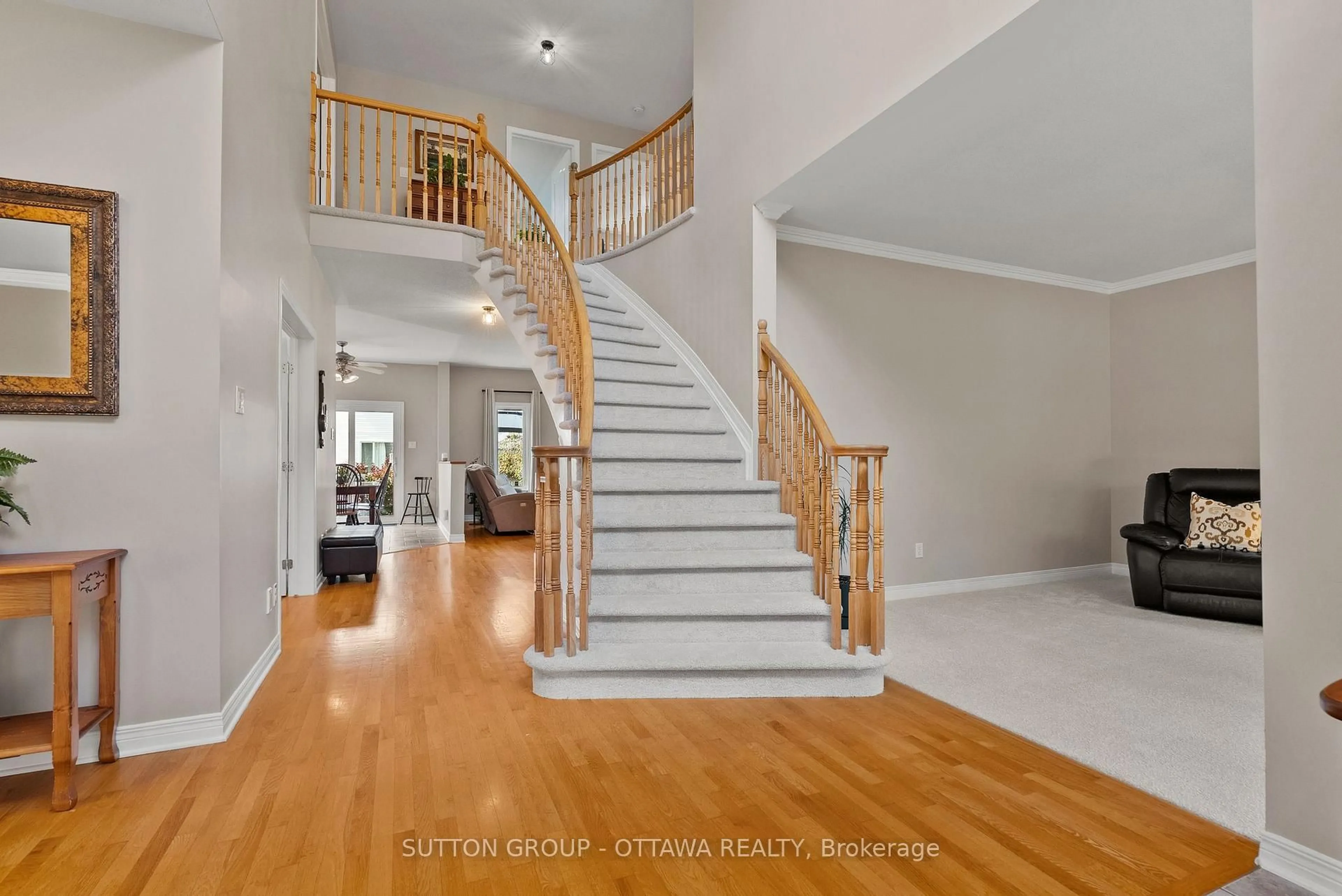 Indoor foyer for 21 Avonmore Cres, Ottawa Ontario K2G 6J7