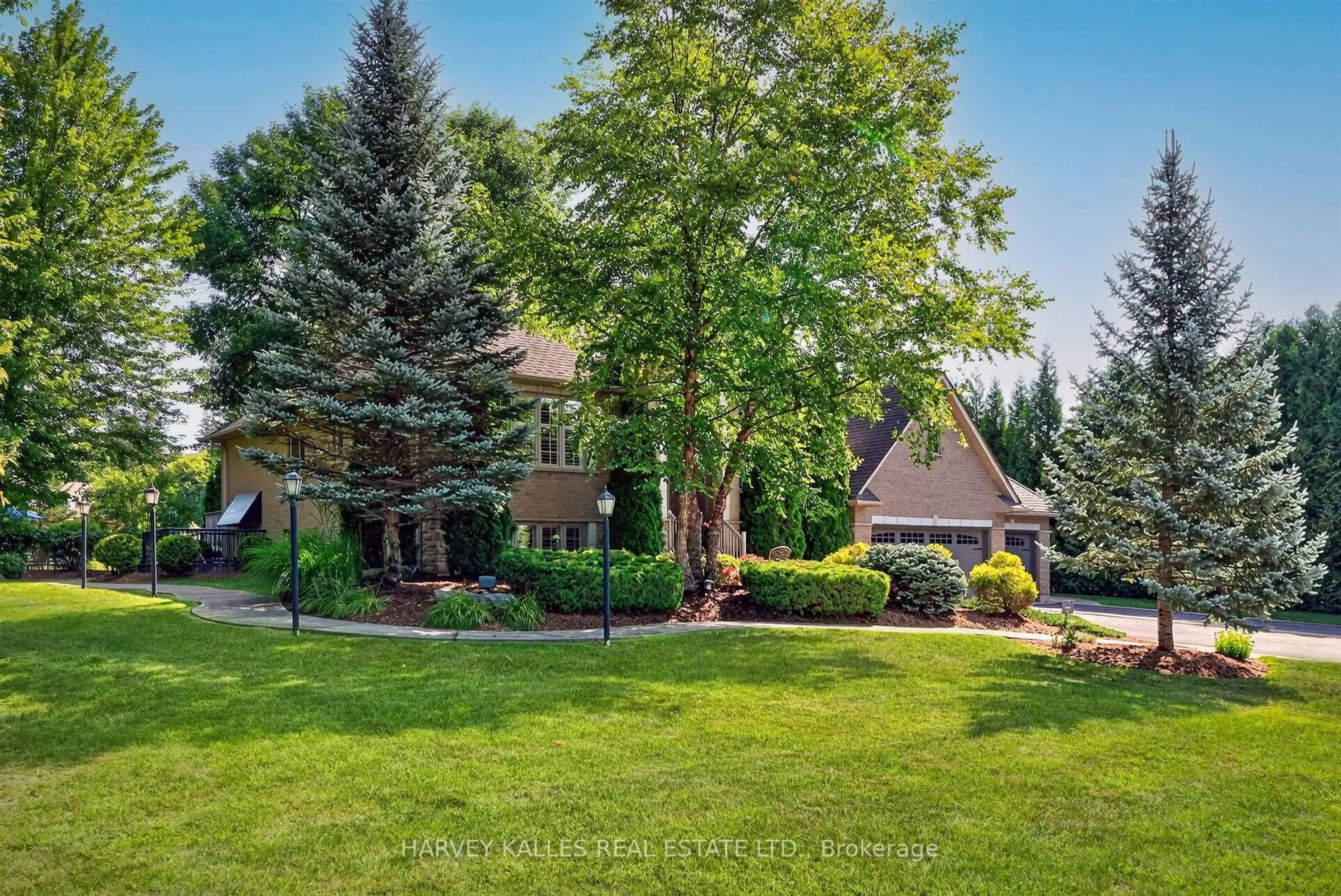 A pic from outside/outdoor area/front of a property/back of a property/a pic from drone, unknown for 1 Franks Lane, Brantford Ontario N3T 5L7