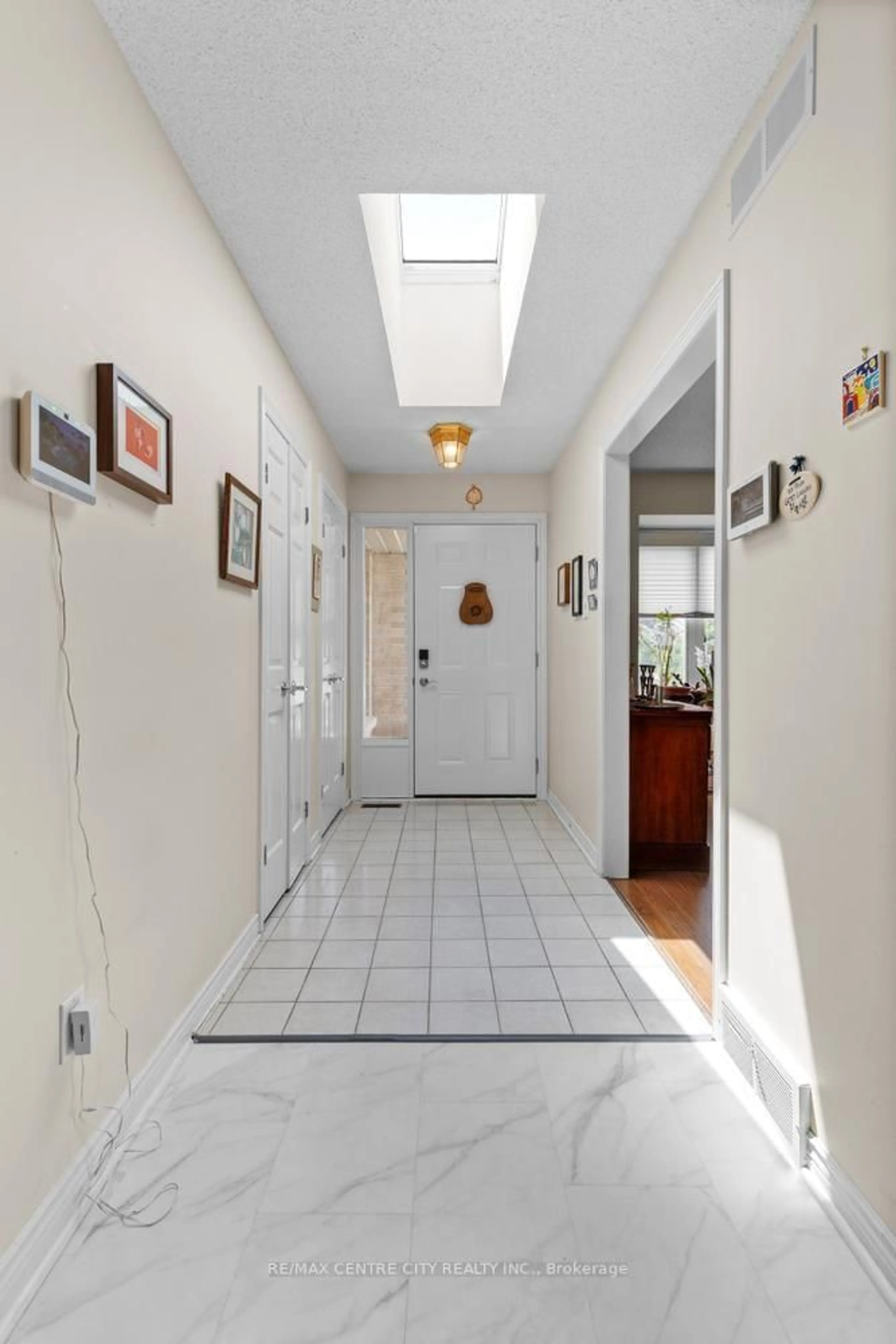 Indoor foyer for 1500 Richmond St #104, London North Ontario N6G 4V1