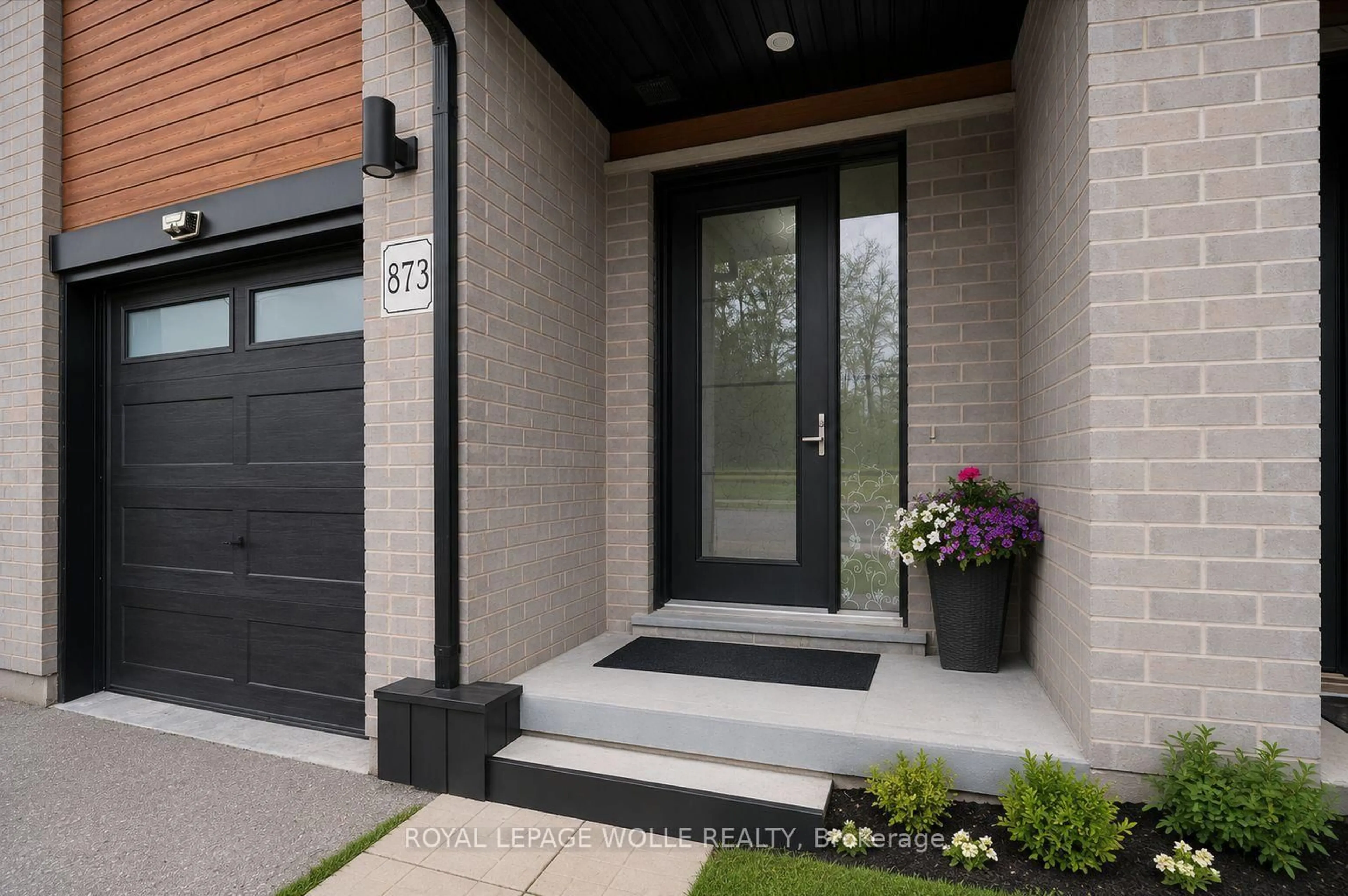 Indoor entryway for 873 Robert Ferrie Dr, Kitchener Ontario N2R 0P2