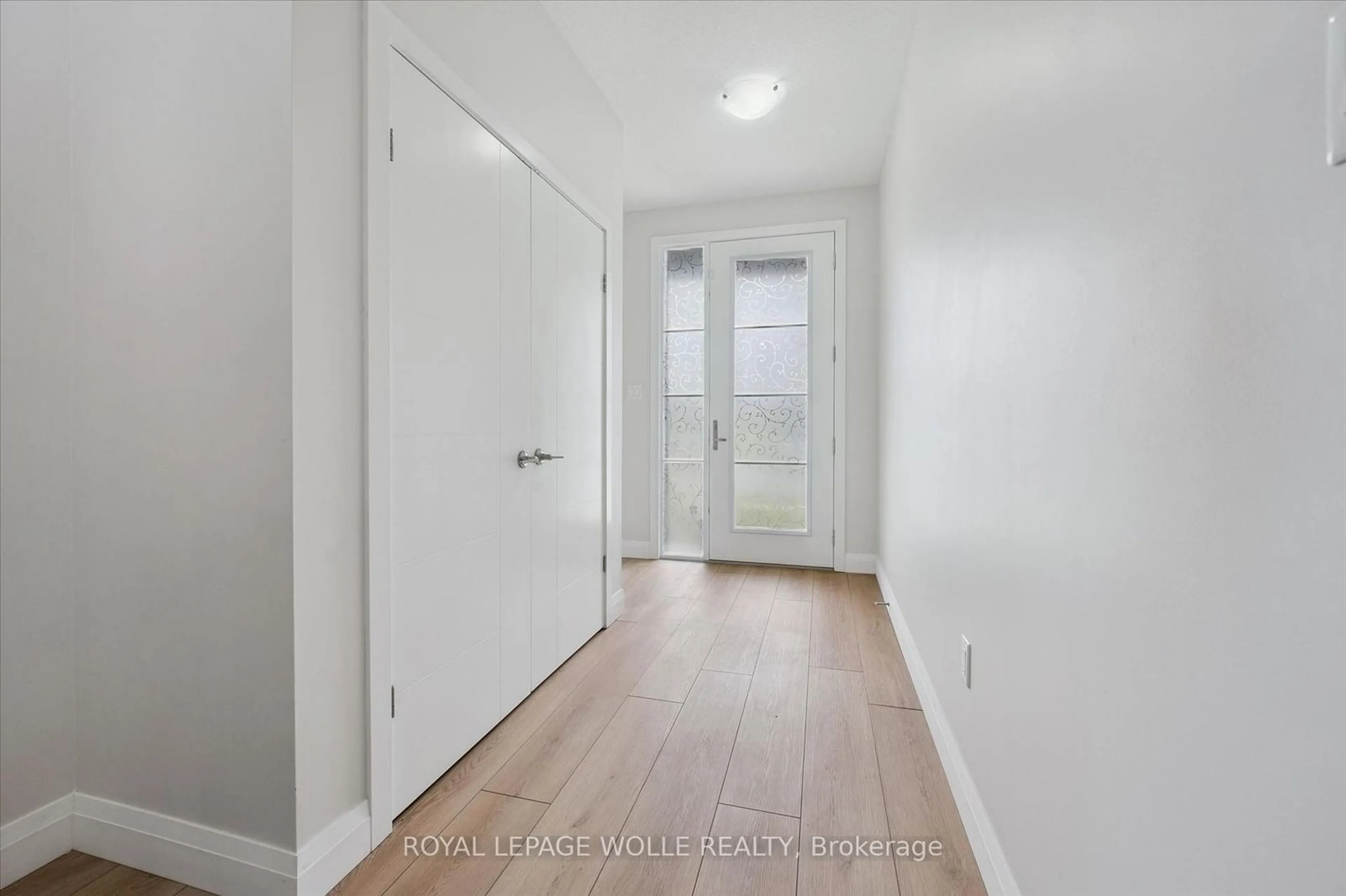 Indoor entryway for 873 Robert Ferrie Dr, Kitchener Ontario N2R 0P2