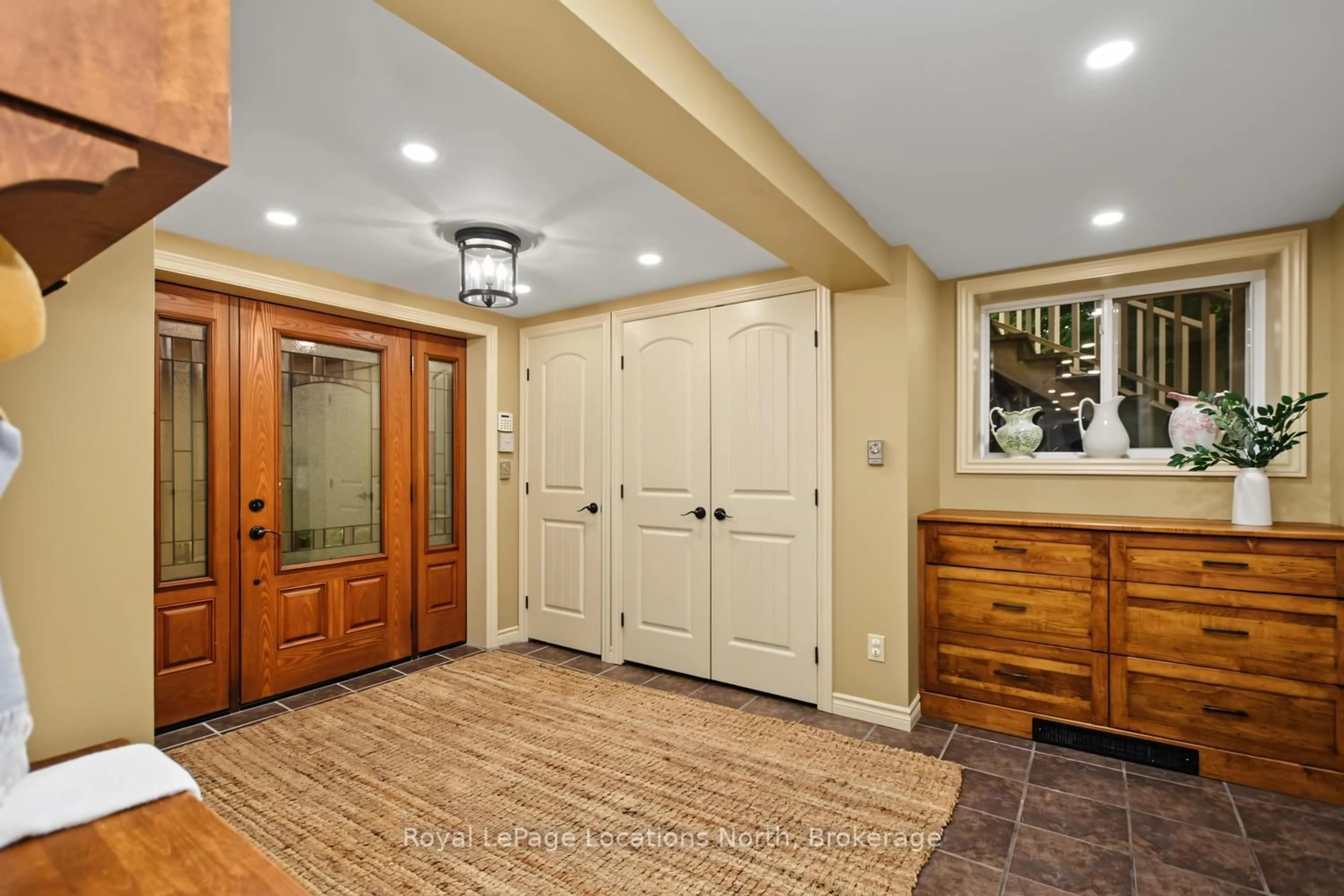 Indoor entryway for 143 ST MORITZ Cres, Blue Mountains Ontario L9Y 0S6