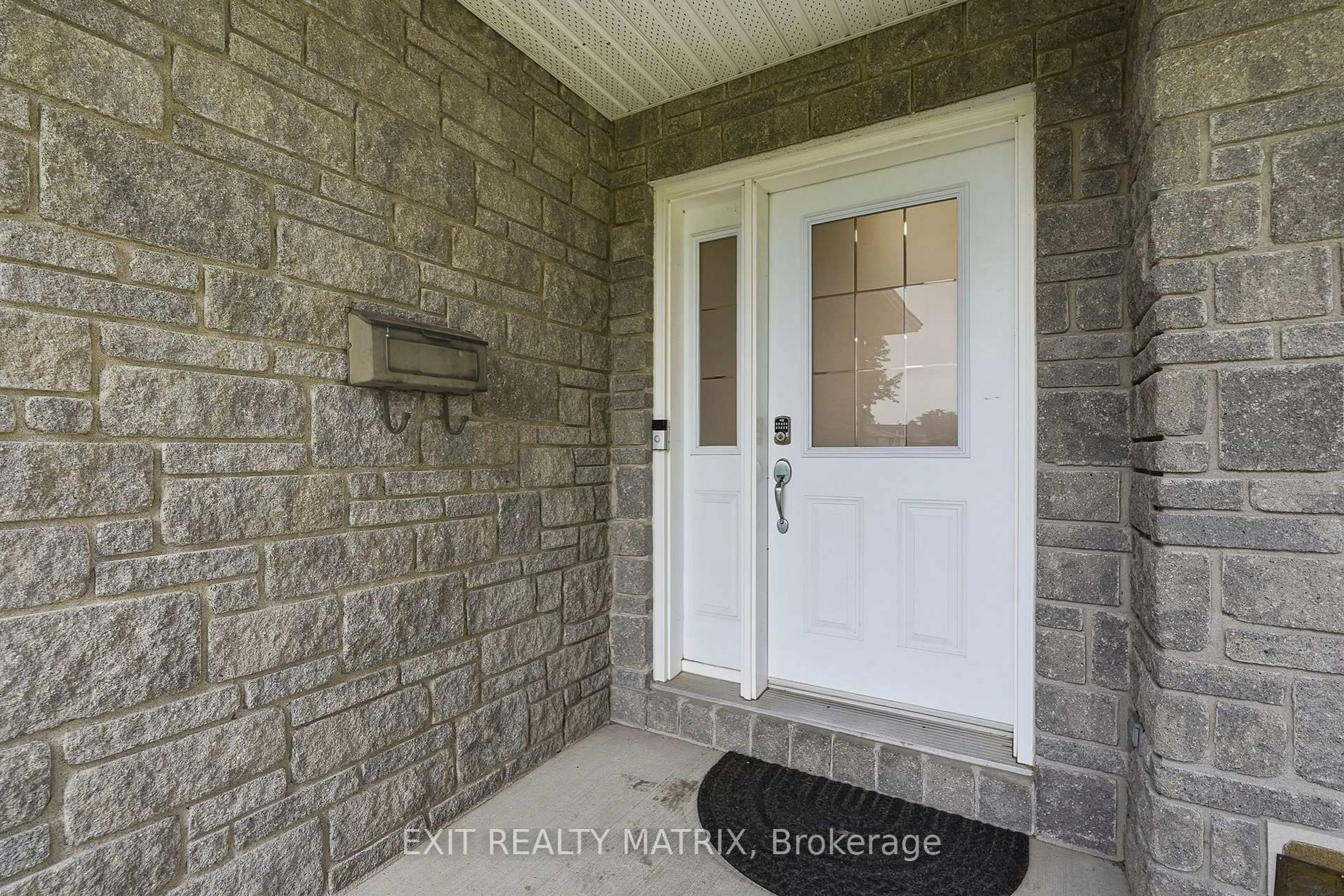 Indoor entryway for 134 Lachaine St, Russell Ontario K0A 1W0