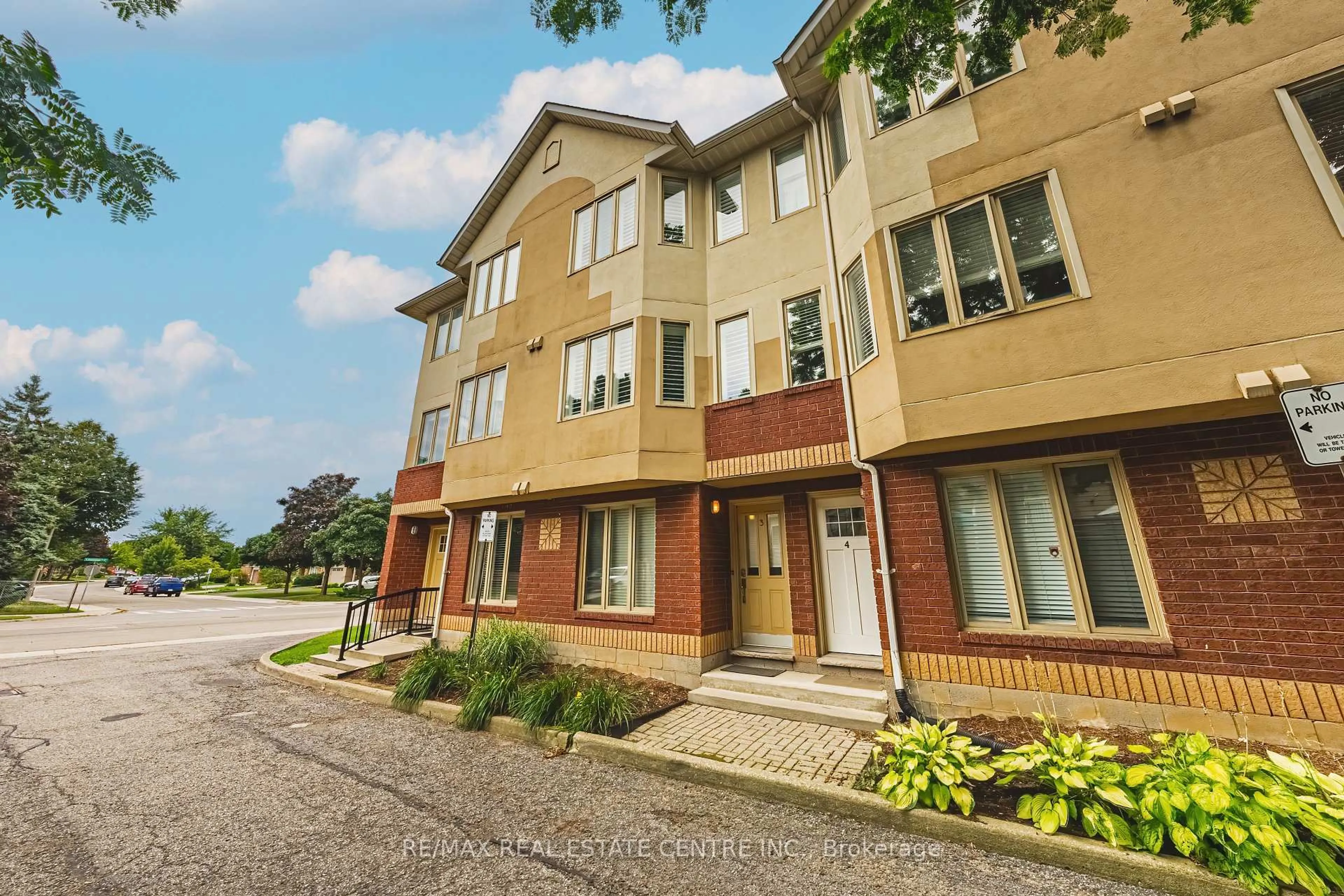 Home with brick exterior material, building for 266 LIMERIDGE Rd #3, Hamilton Ontario L9A 2S7