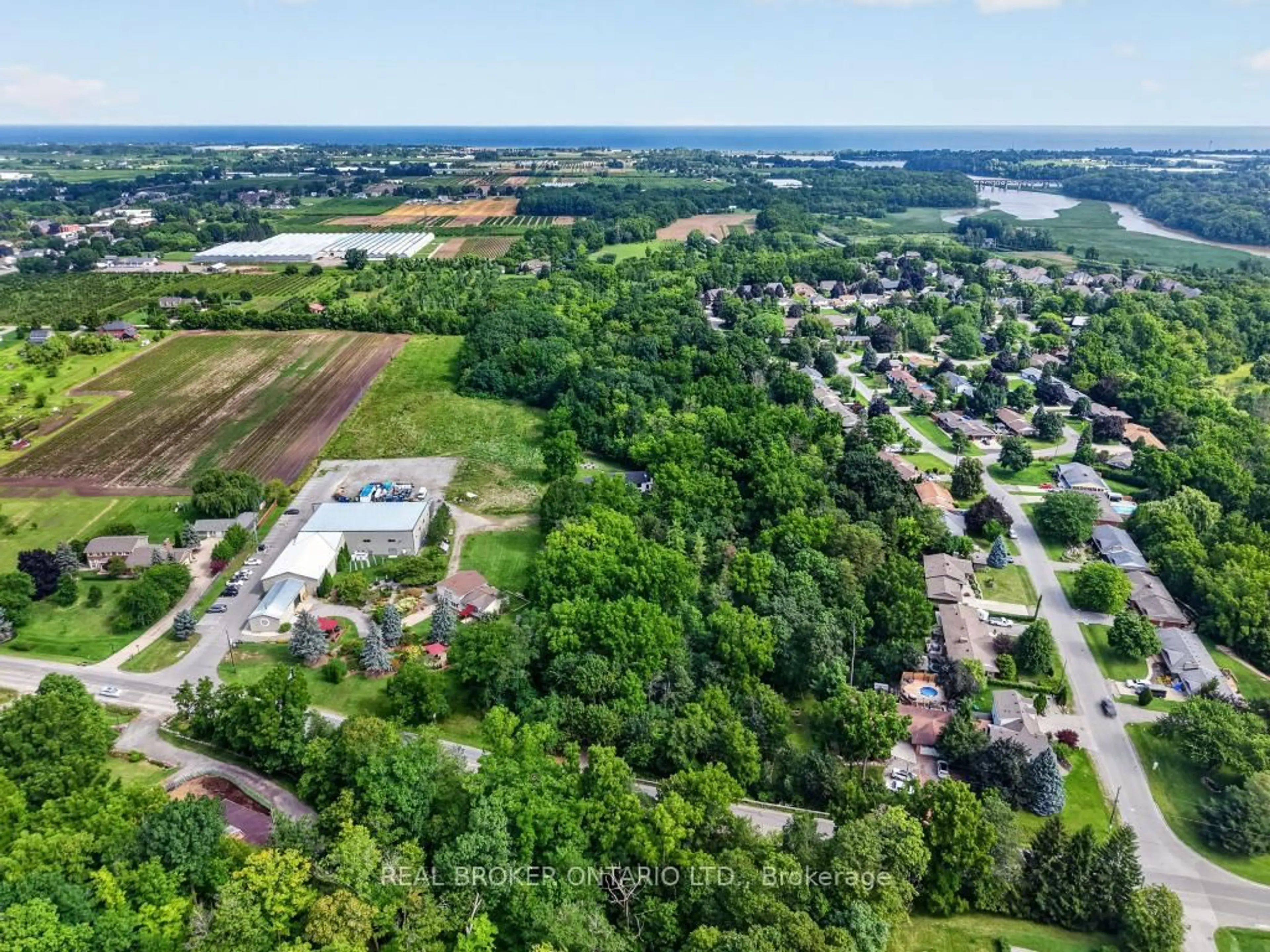 A pic from outside/outdoor area/front of a property/back of a property/a pic from drone, unknown for 3169 King St, Lincoln Ontario L0R 2C0