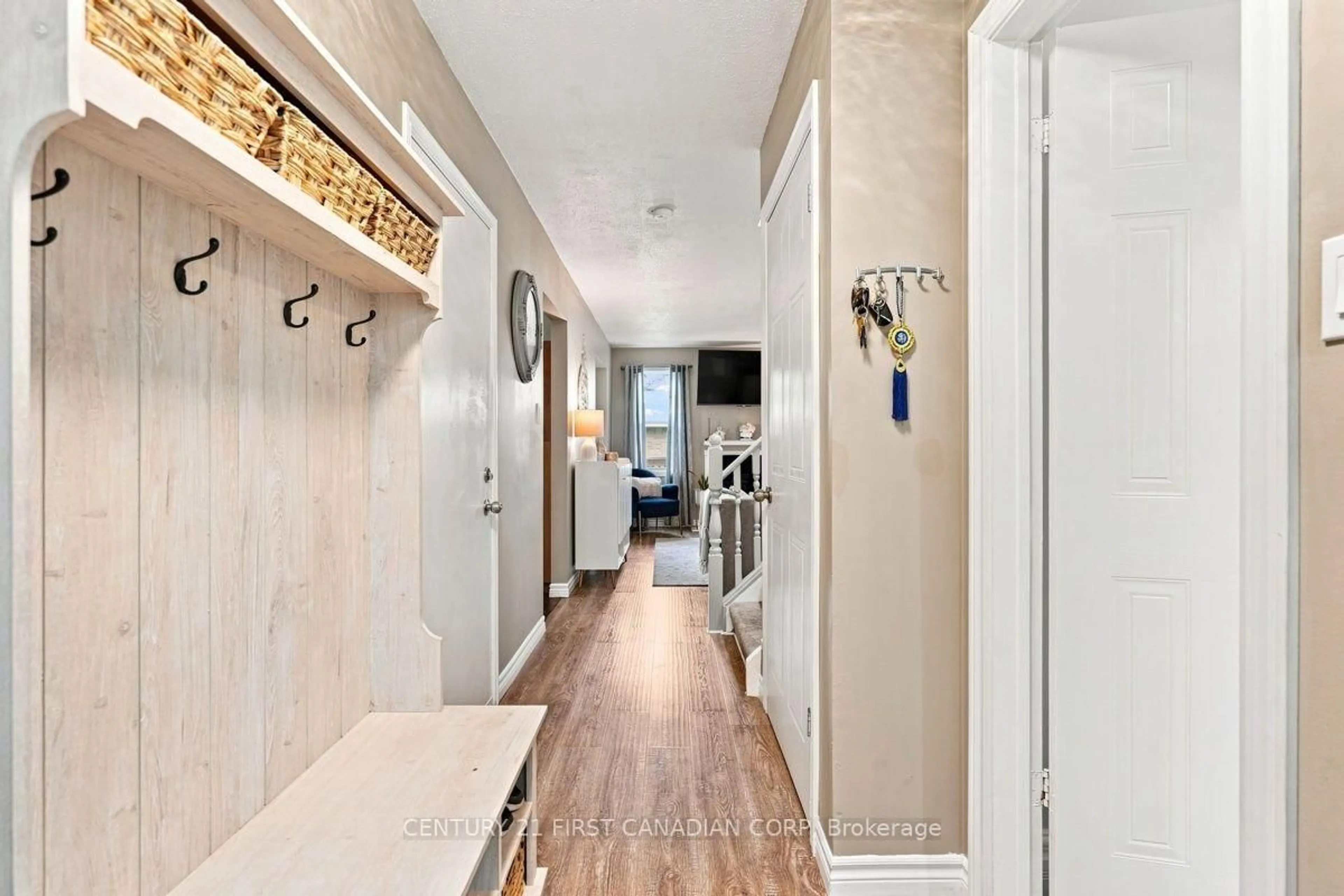 Indoor entryway for 242 MARTINET Ave, London East Ontario N5V 4B2