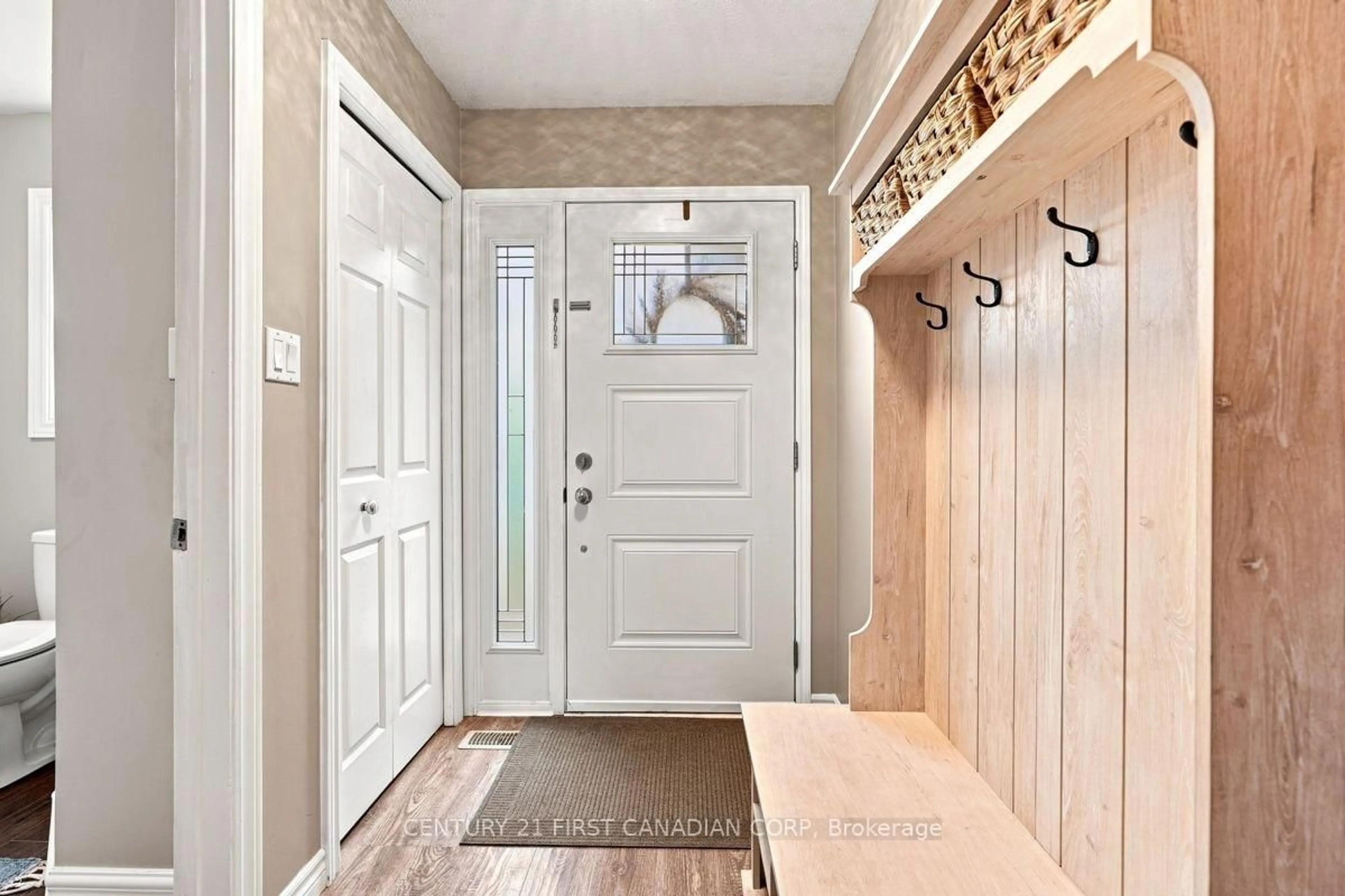 Indoor entryway for 242 MARTINET Ave, London East Ontario N5V 4B2