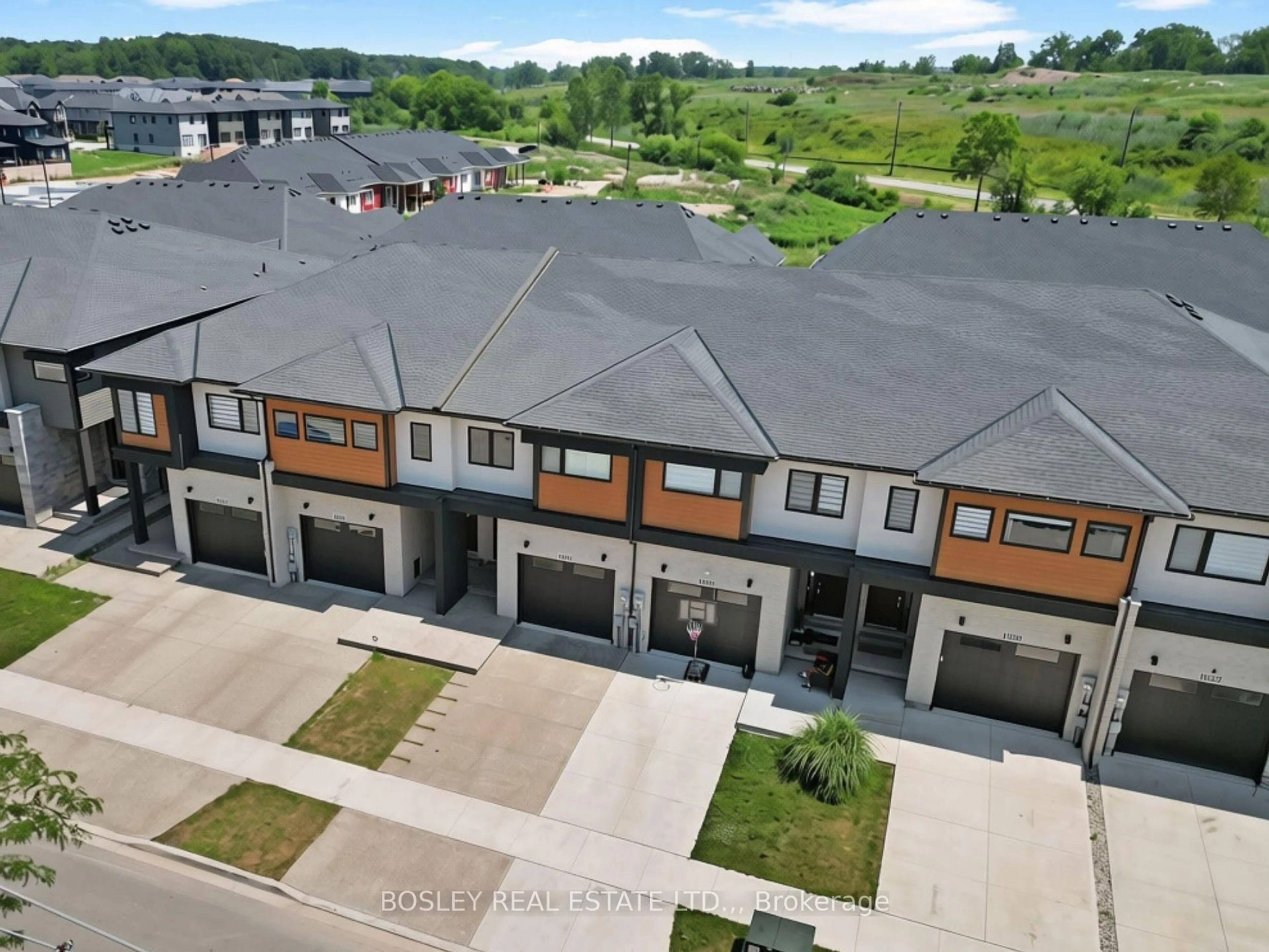 A pic from outside/outdoor area/front of a property/back of a property/a pic from drone, unknown for 1034 HANSLER Rd, Welland Ontario L3C 7M5