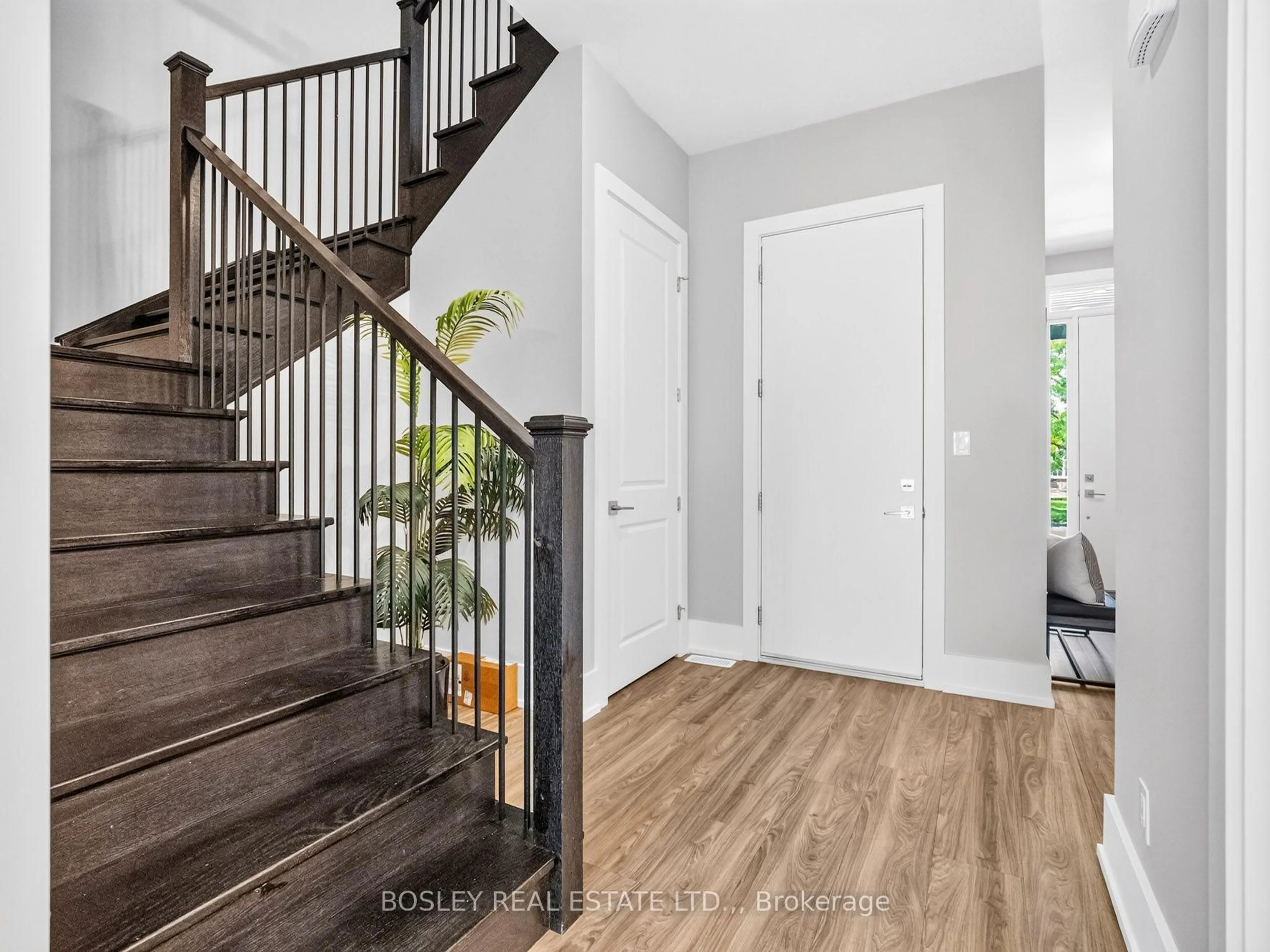 Indoor entryway for 1034 HANSLER Rd, Welland Ontario L3C 7M5