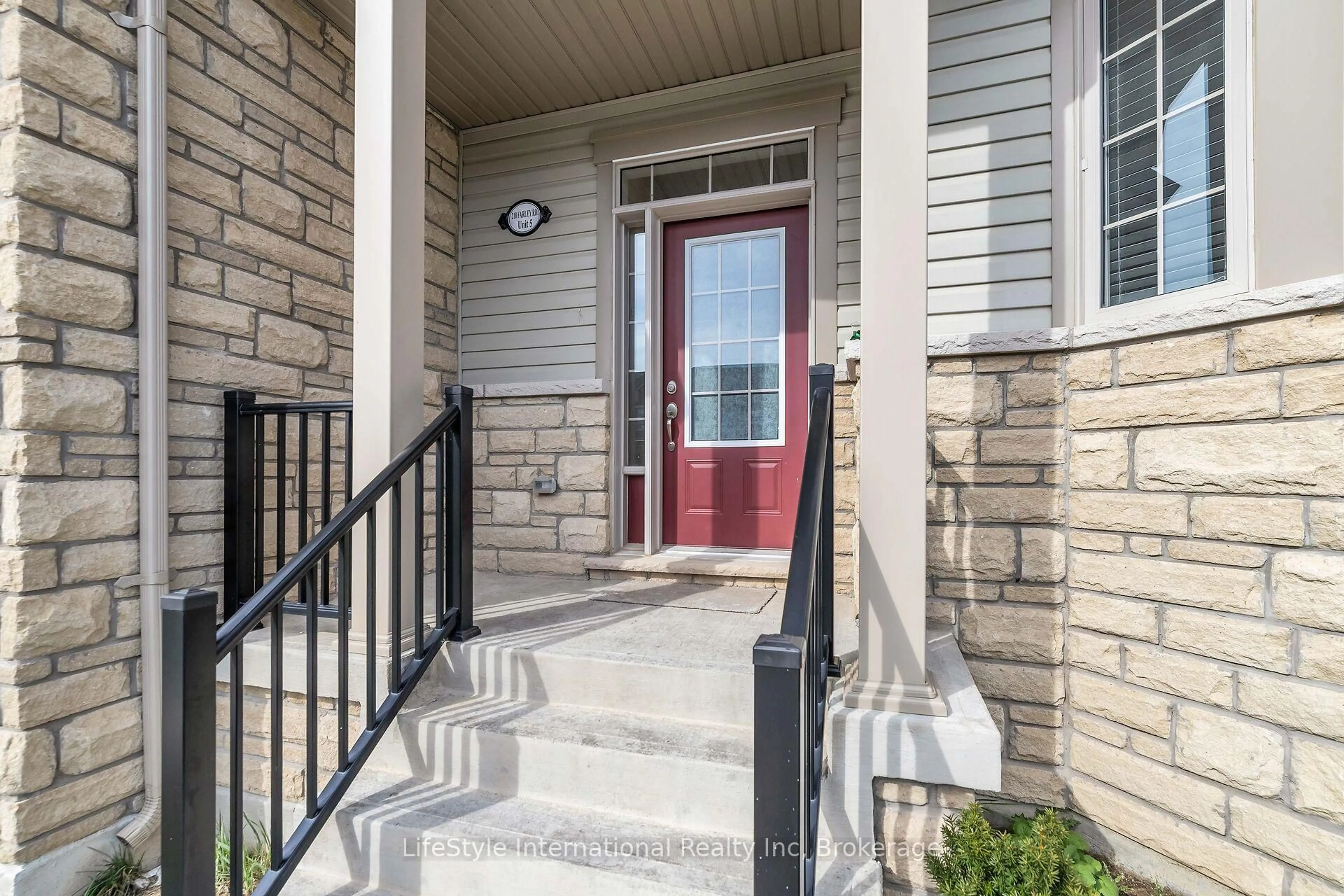Indoor entryway for 210 Farley Rd #5, Centre Wellington Ontario N1M 0H2