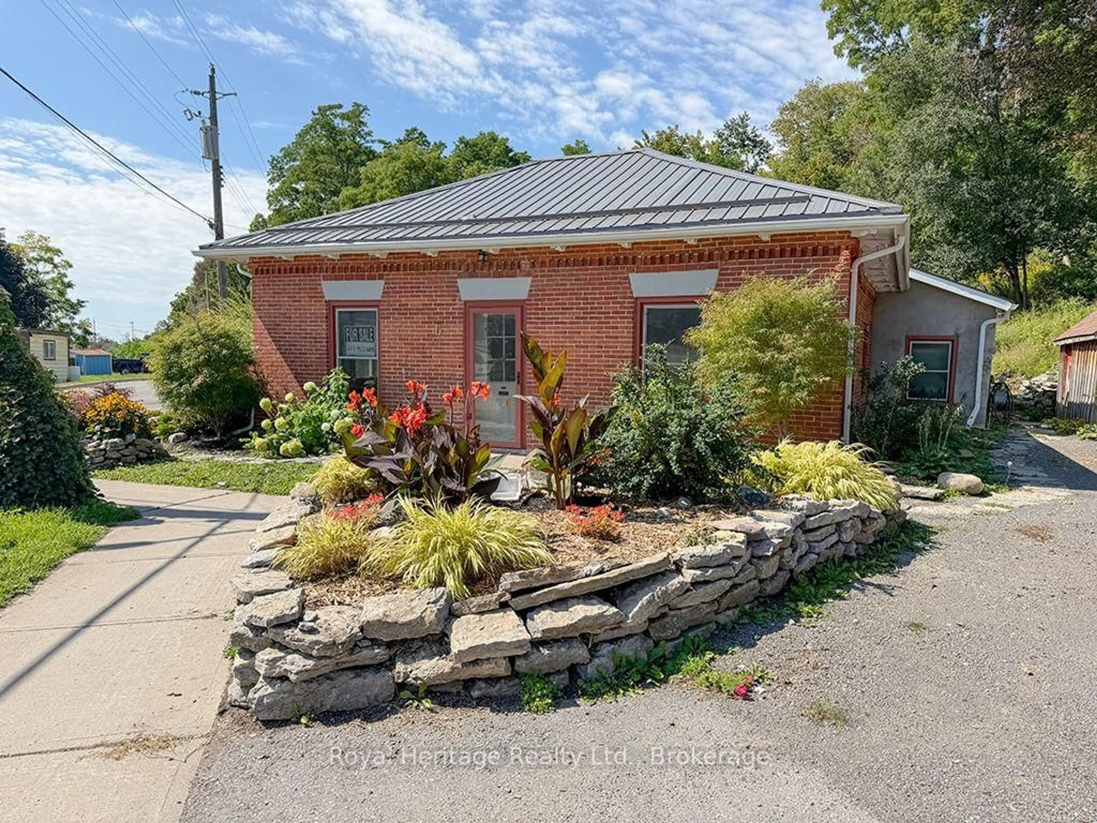 A pic from outside/outdoor area/front of a property/back of a property/a pic from drone, street for 6 Willard St, Belleville Ontario K8P 1C5