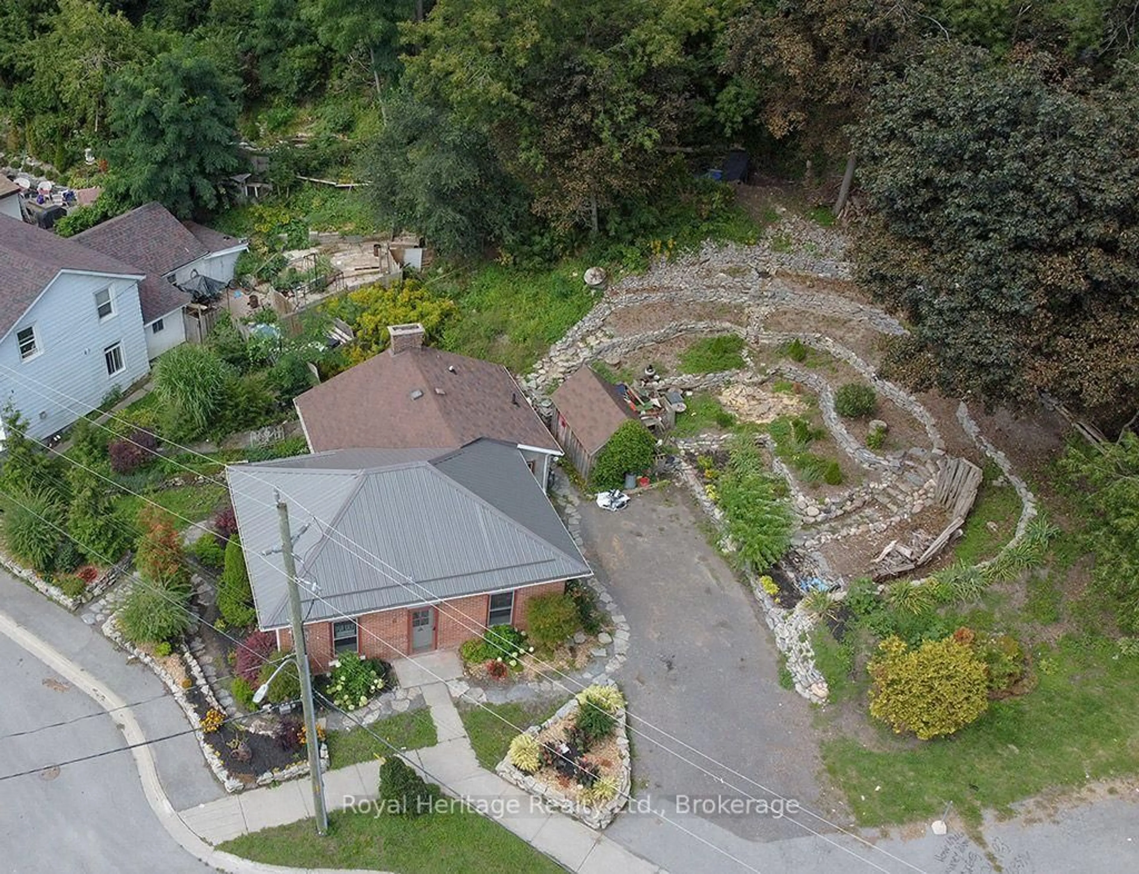 A pic from outside/outdoor area/front of a property/back of a property/a pic from drone, street for 6 Willard St, Belleville Ontario K8P 1C5