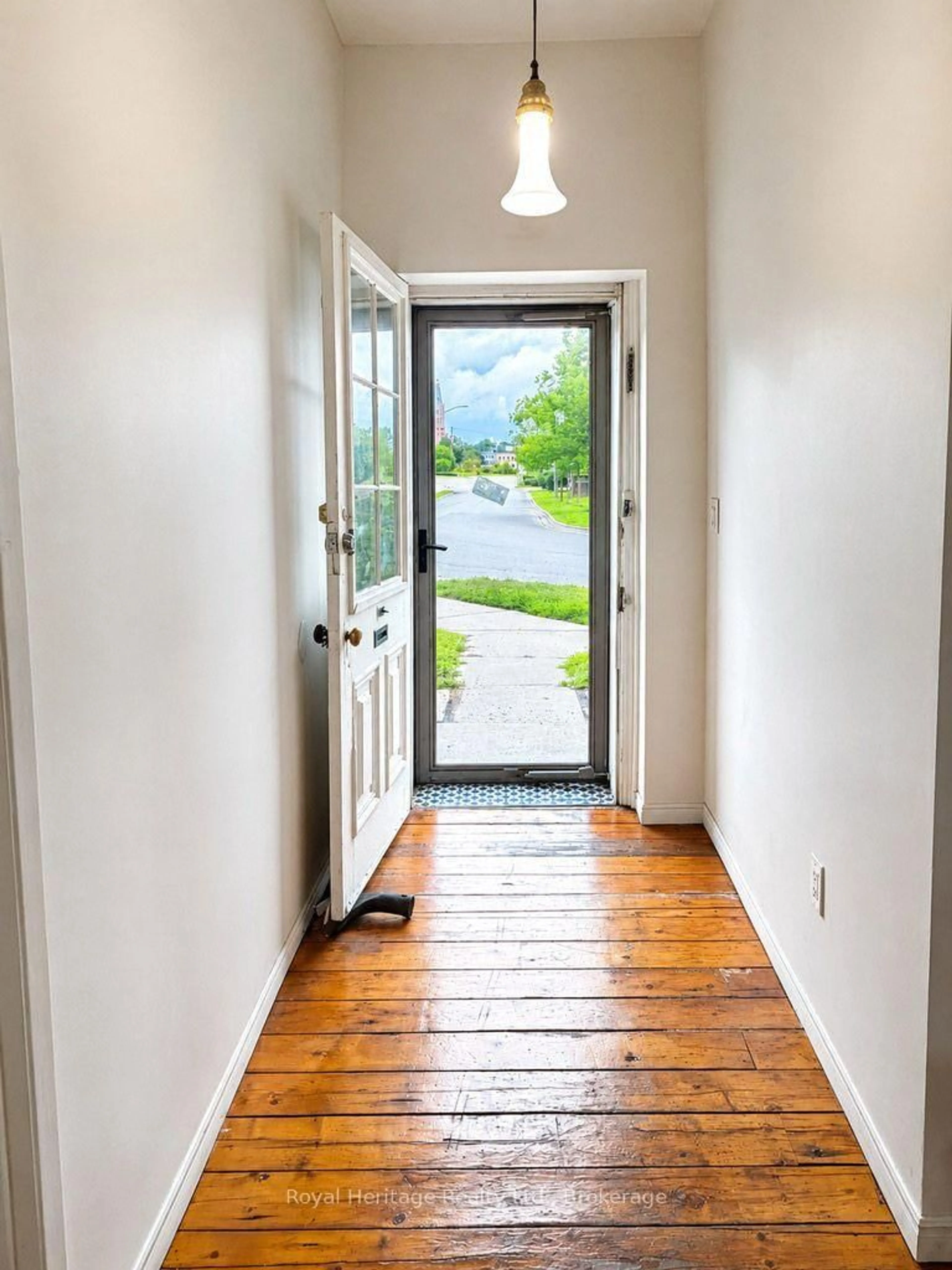 Indoor entryway for 6 Willard St, Belleville Ontario K8P 1C5