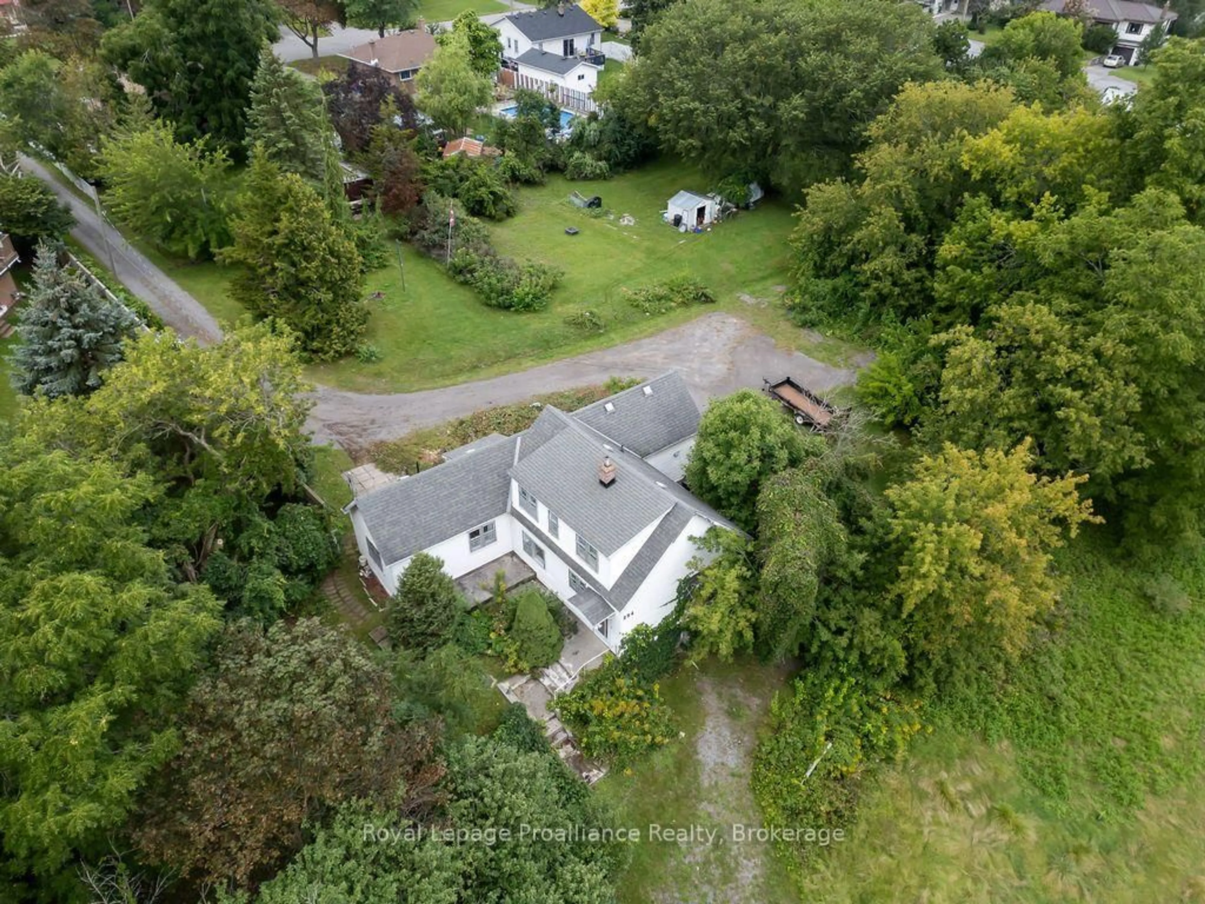 A pic from outside/outdoor area/front of a property/back of a property/a pic from drone, street for 294 Moira St, Belleville Ontario K8P 2T1