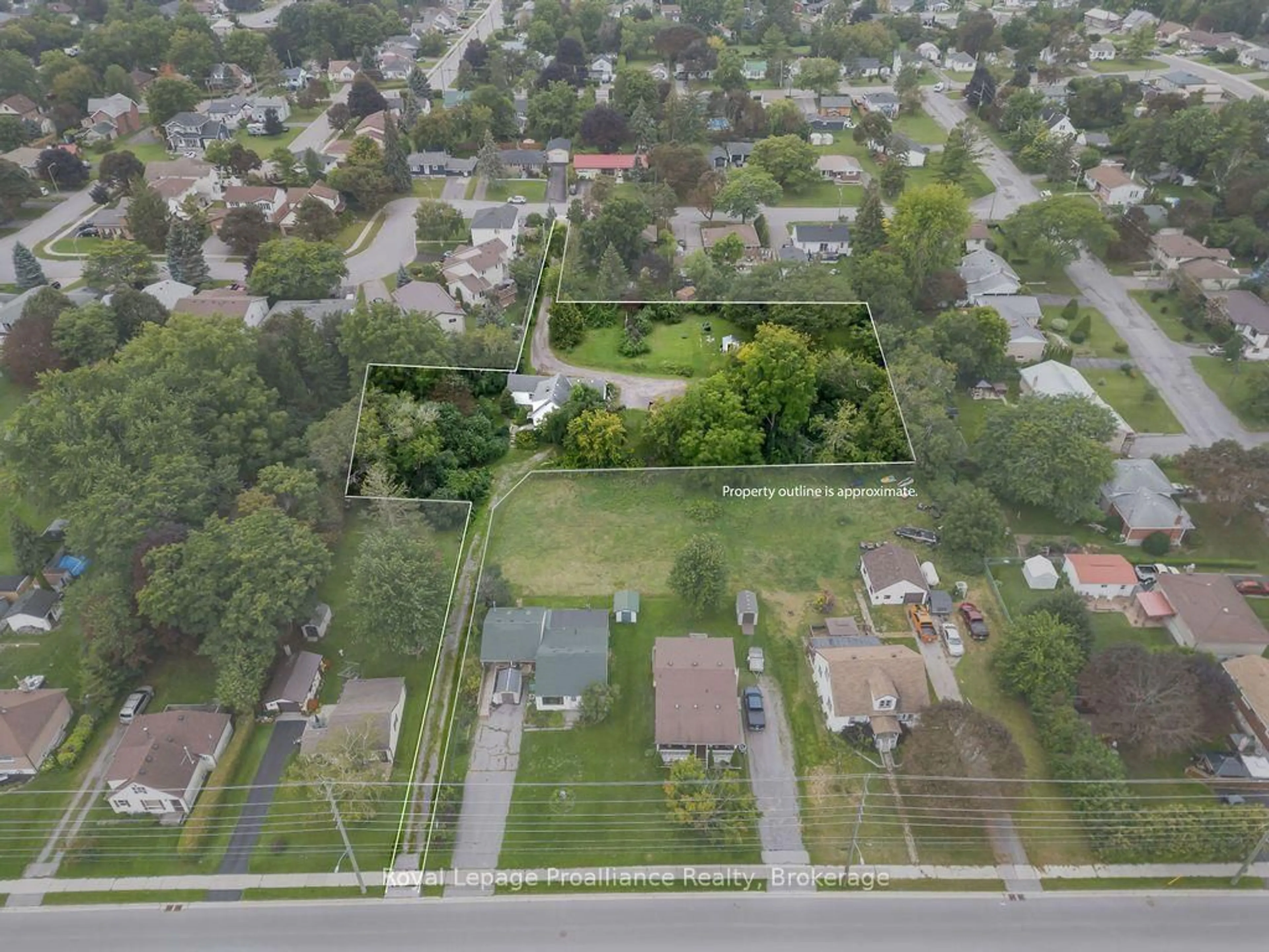 A pic from outside/outdoor area/front of a property/back of a property/a pic from drone, street for 294 Moira St, Belleville Ontario K8P 2T1