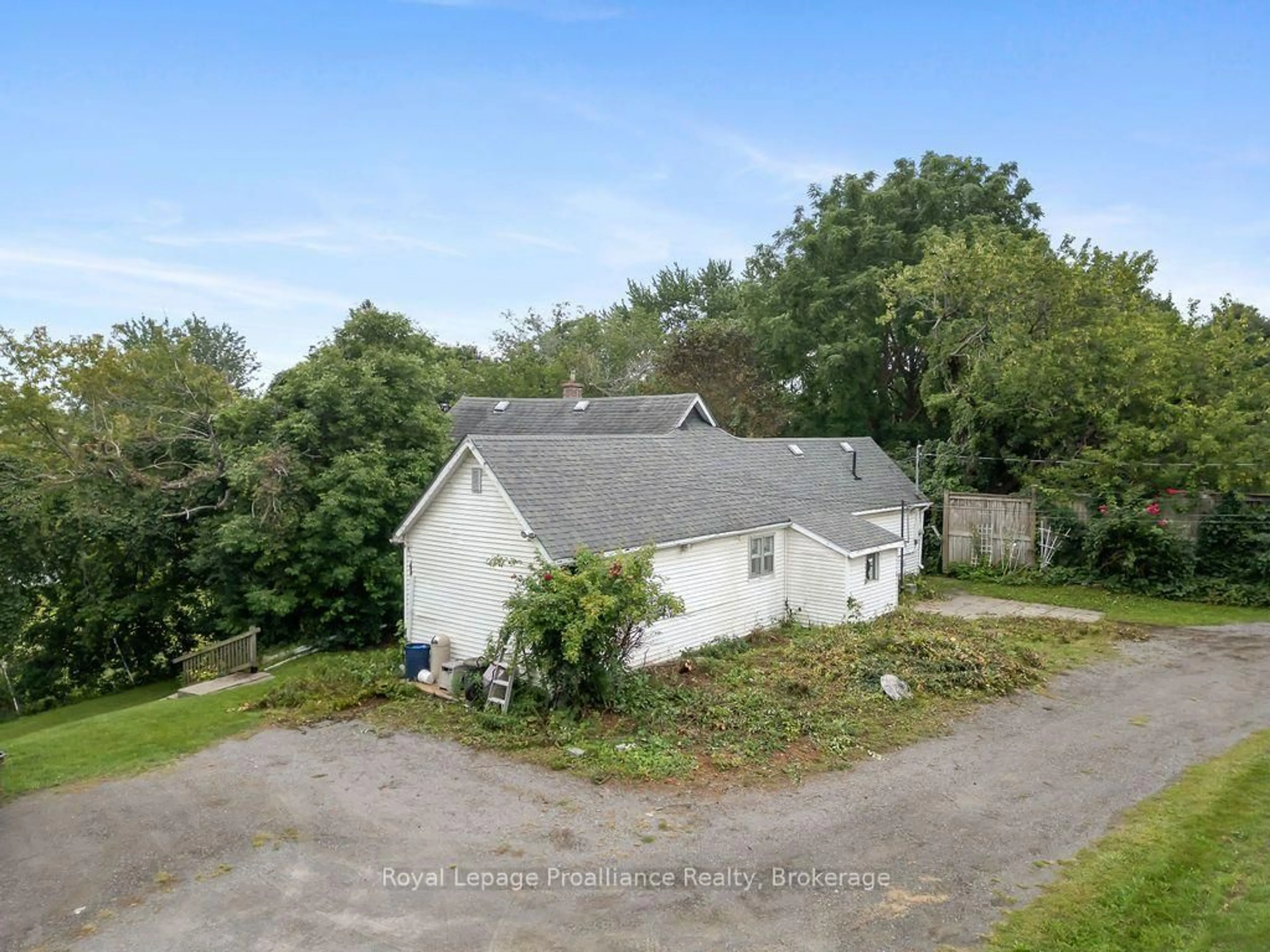 A pic from outside/outdoor area/front of a property/back of a property/a pic from drone, unknown for 294 Moira St, Belleville Ontario K8P 2T1