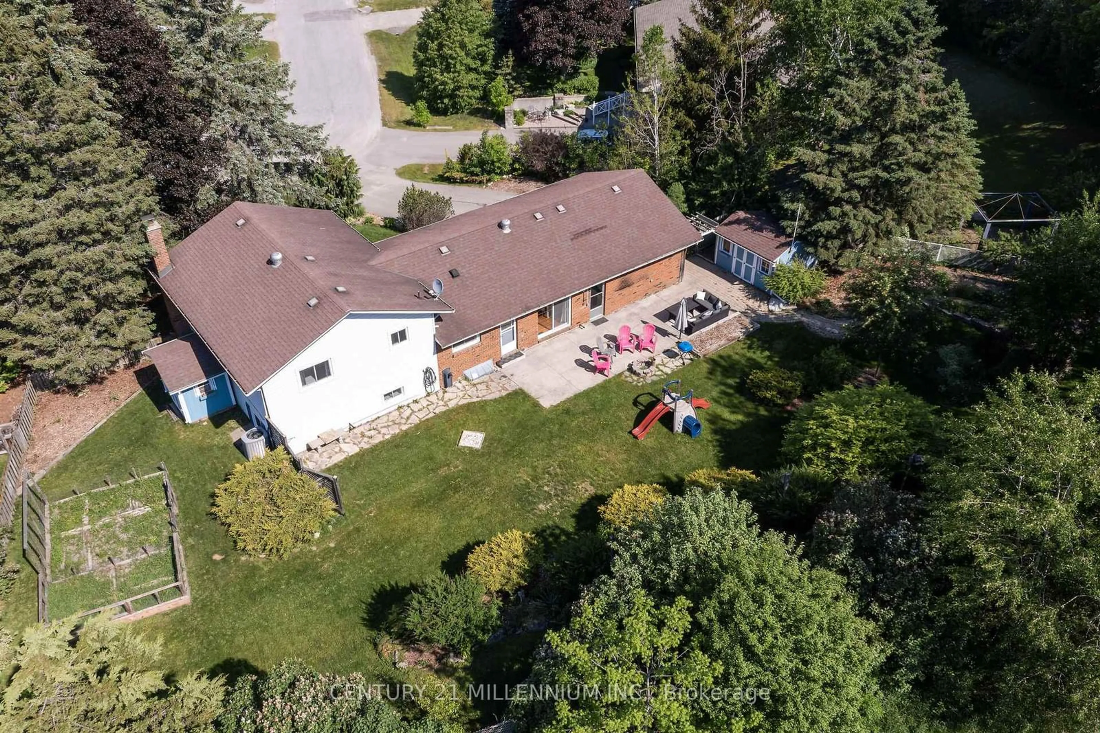 A pic from outside/outdoor area/front of a property/back of a property/a pic from drone, unknown for 41 Douglas Cres, Erin Ontario N0B 1Z0
