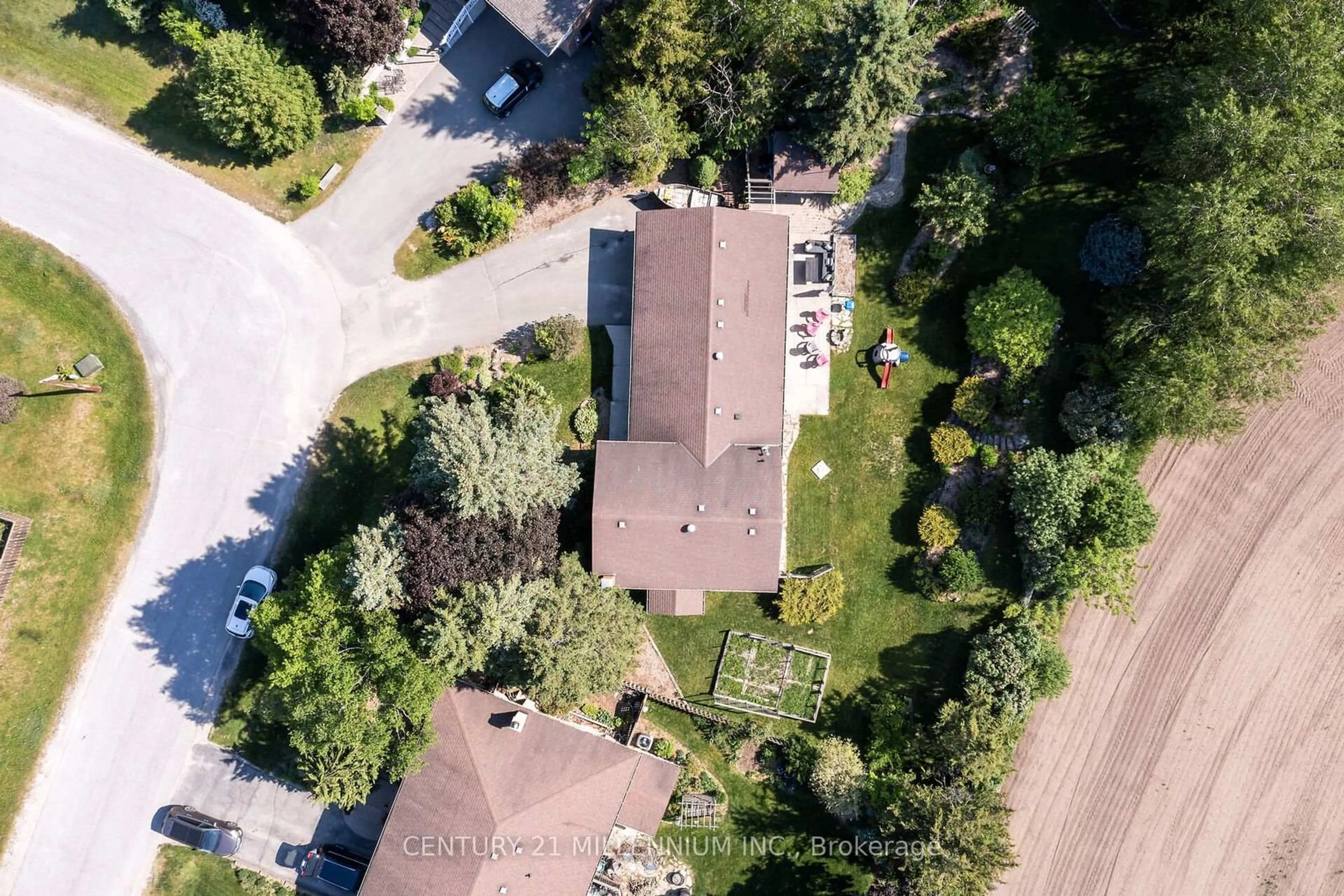 A pic from outside/outdoor area/front of a property/back of a property/a pic from drone, unknown for 41 Douglas Cres, Erin Ontario N0B 1Z0