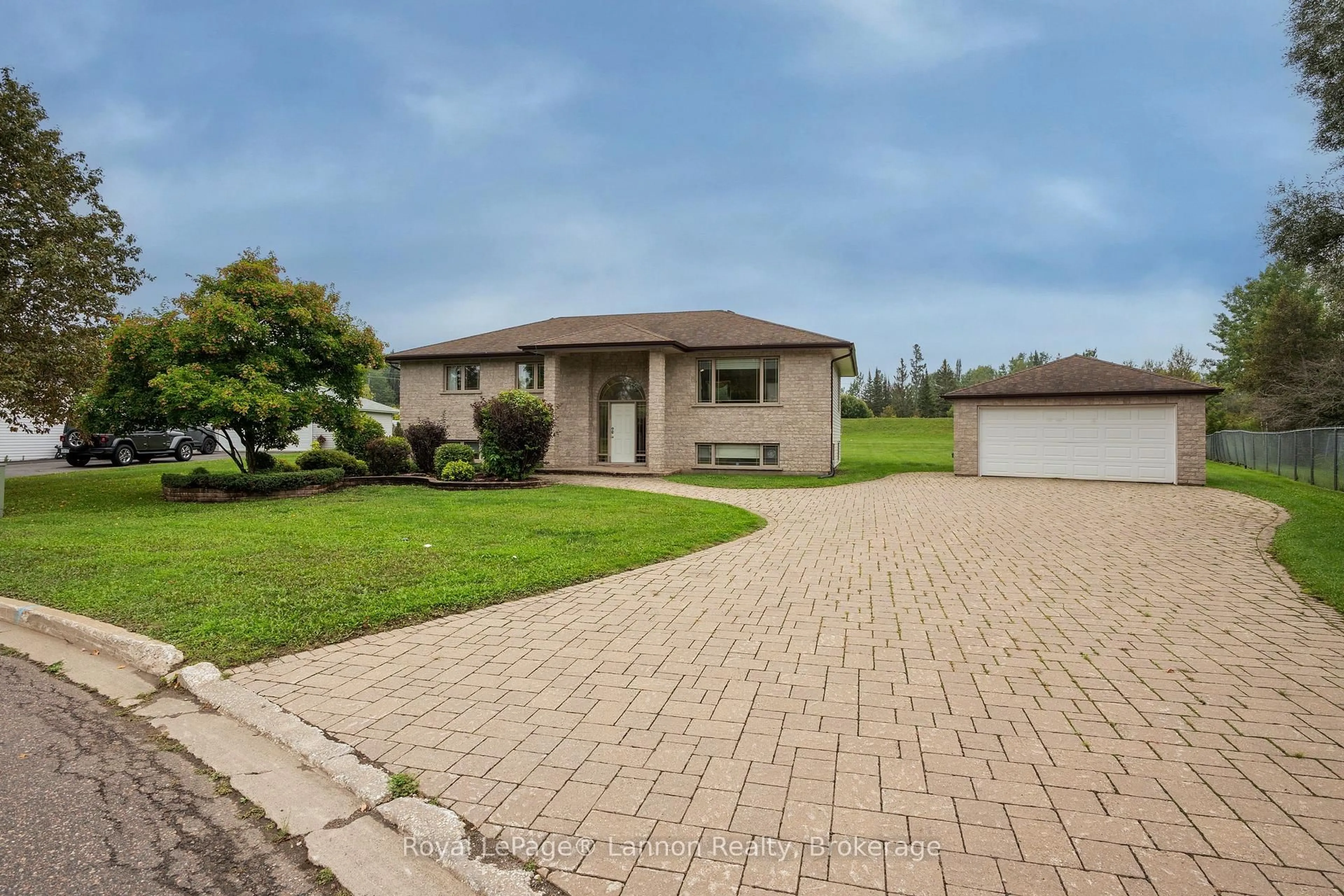 A pic from outside/outdoor area/front of a property/back of a property/a pic from drone, street for 2196 Falconcrest Dr, Thunder Bay Ontario P7J 1H5