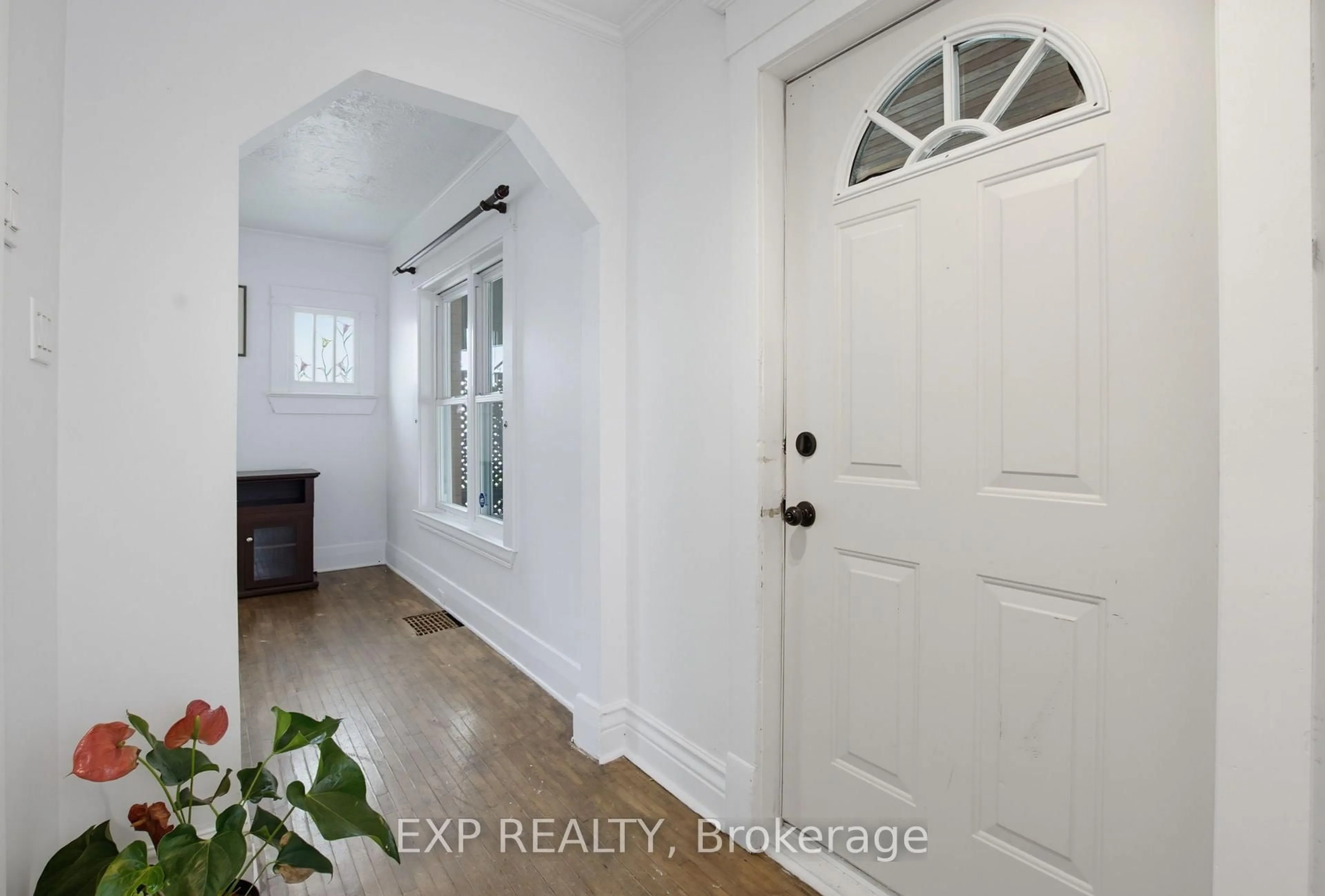 Indoor entryway for 20 Barrington Ave, London North Ontario N6H 1J9